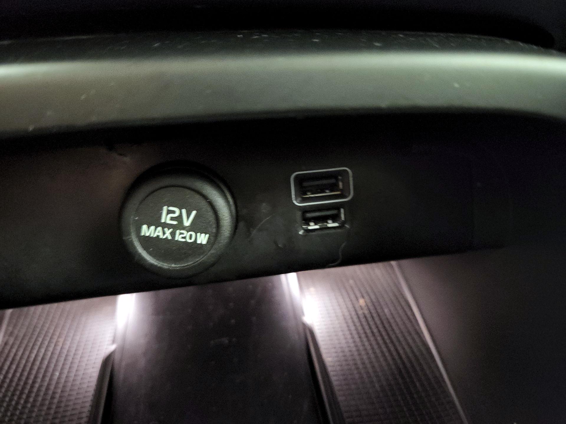 Thumbnail: 2021 Volvo XC40 - 17