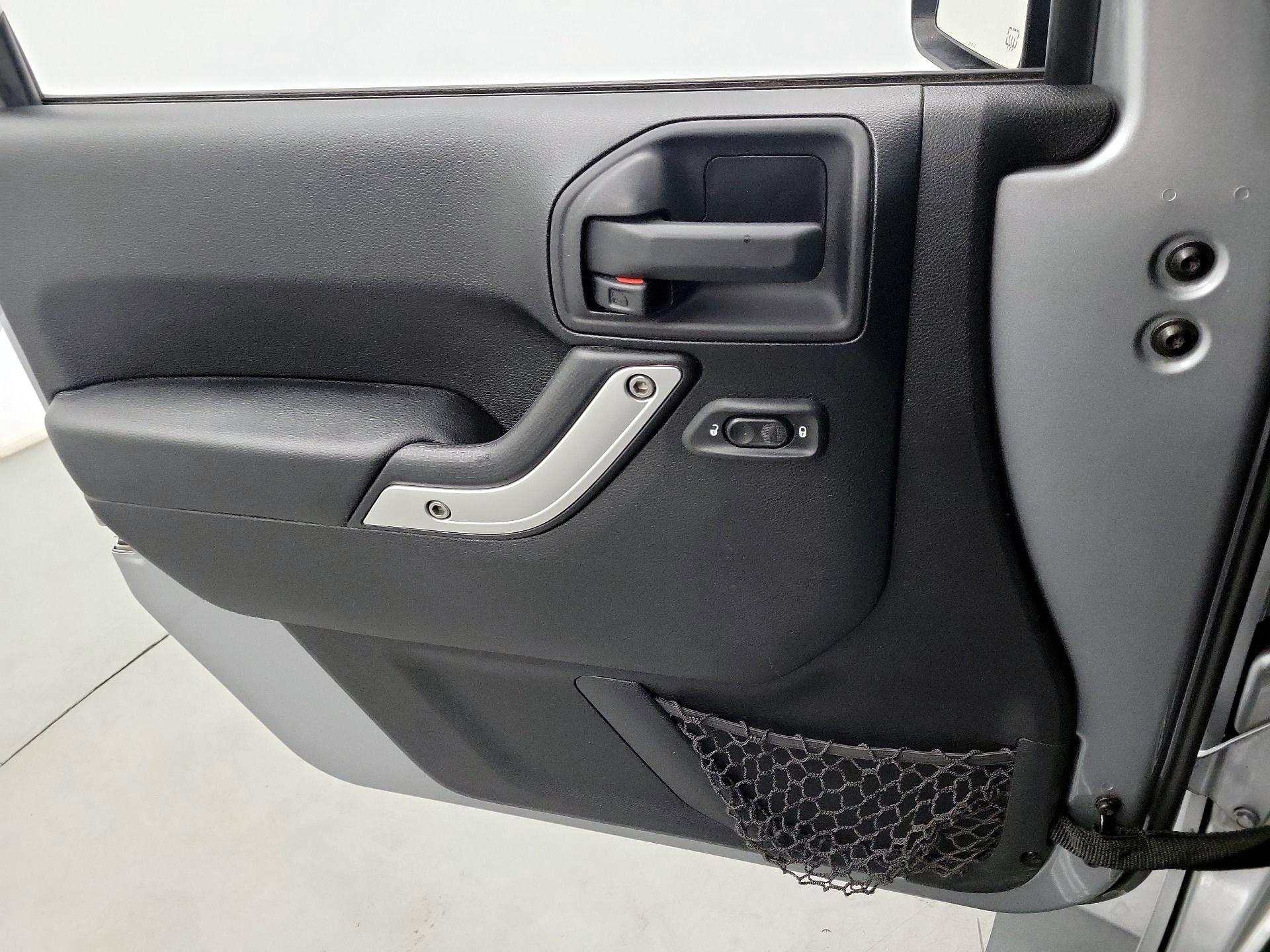 Thumbnail: 2015 Jeep Wrangler - 10