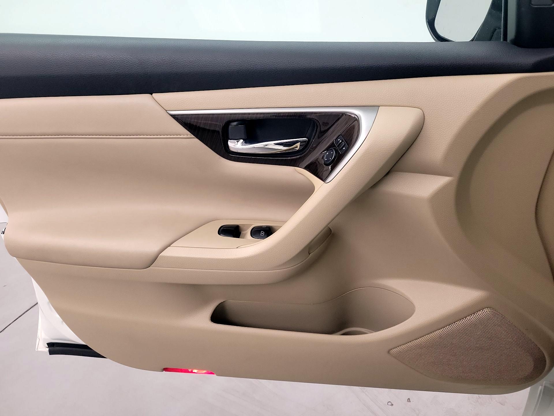 Thumbnail: 2015 Nissan Altima - 10