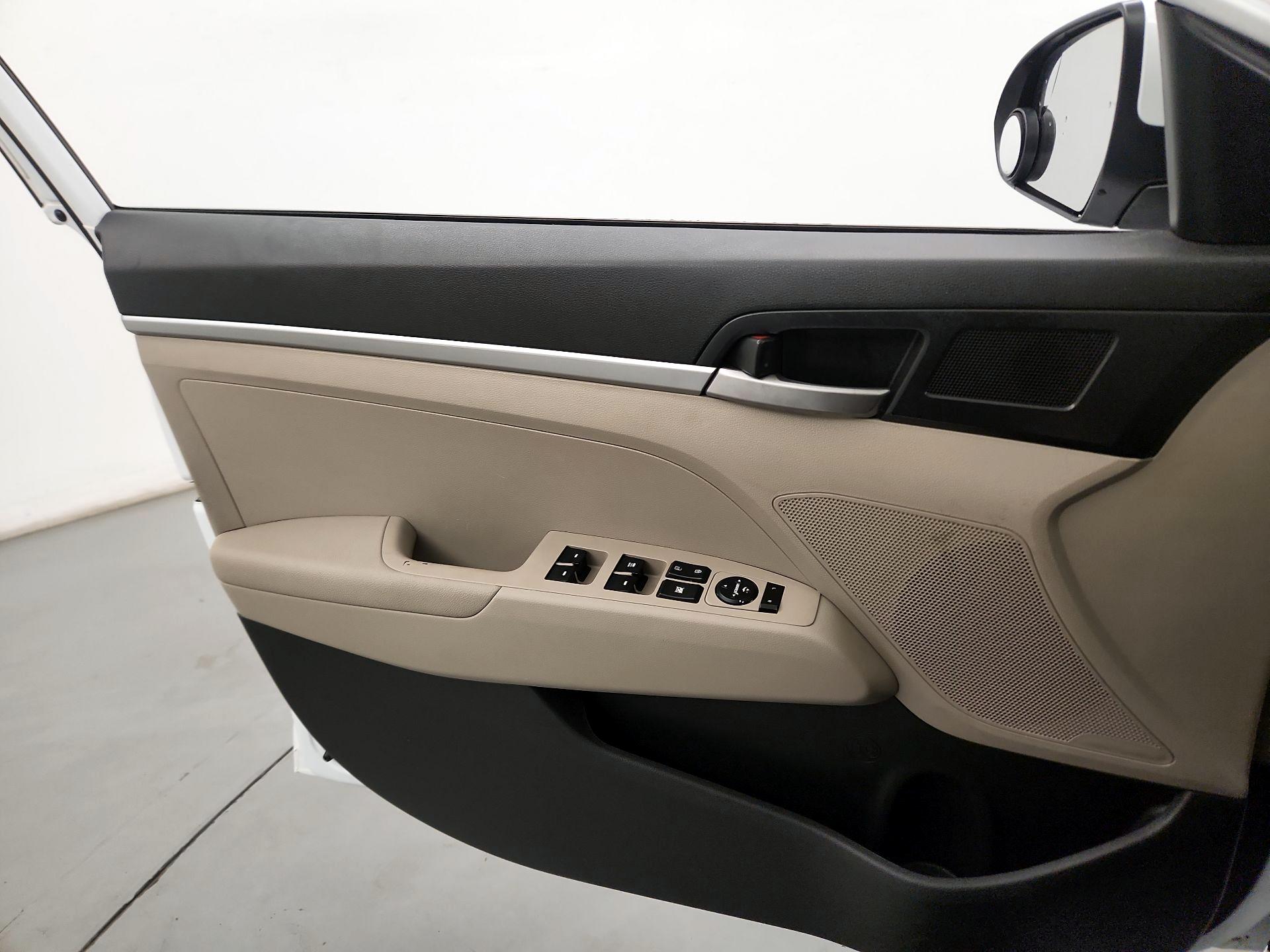 Thumbnail: 2019 Hyundai Elantra - 10