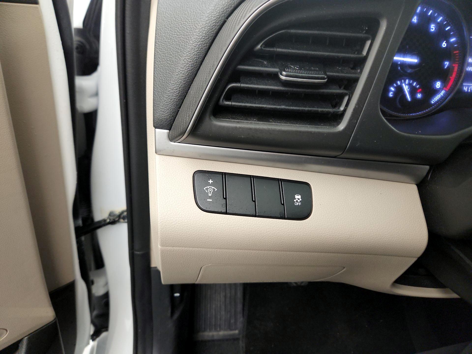 Thumbnail: 2019 Hyundai Elantra - 11