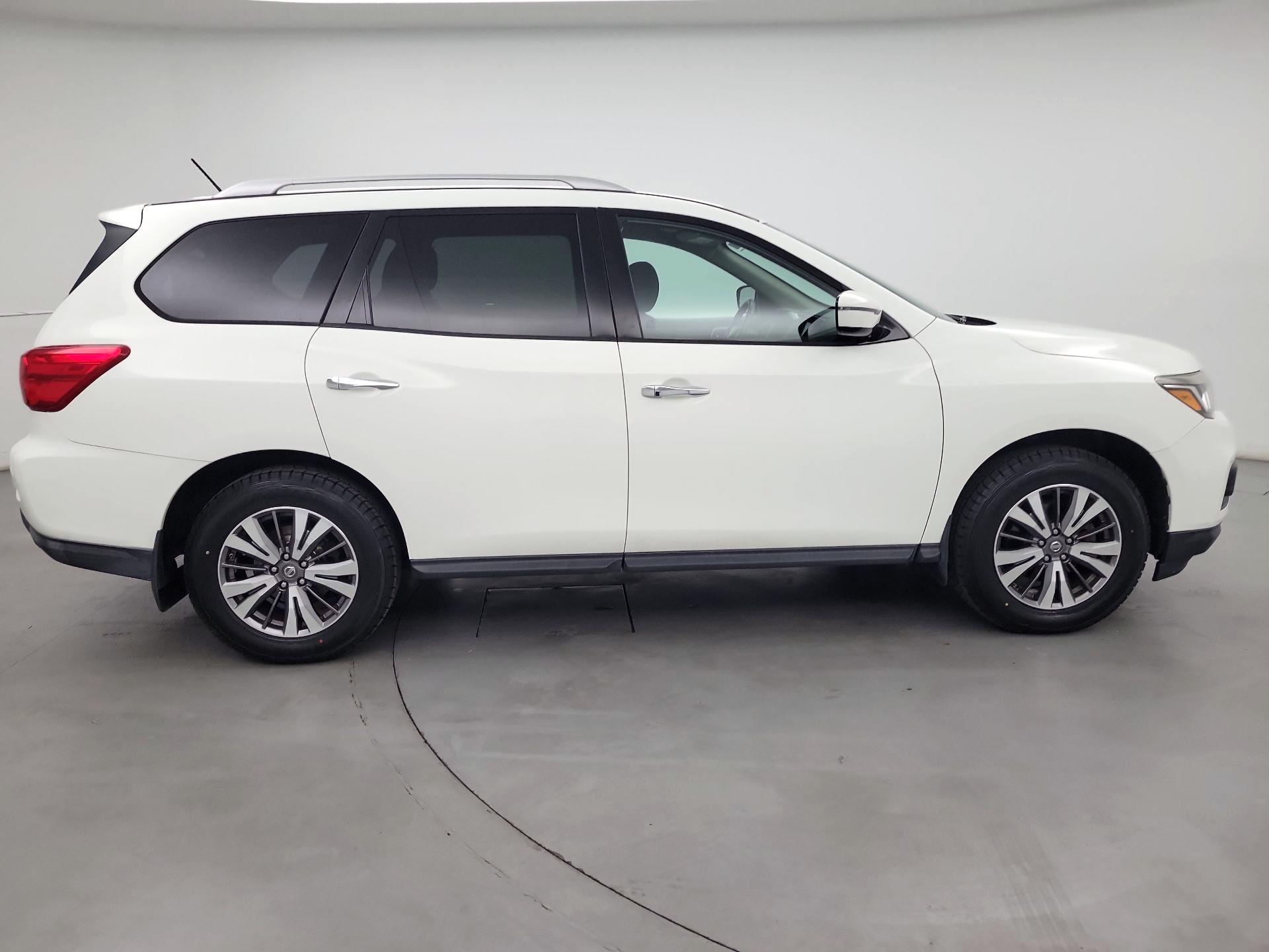 Thumbnail: 2017 Nissan Pathfinder - 4