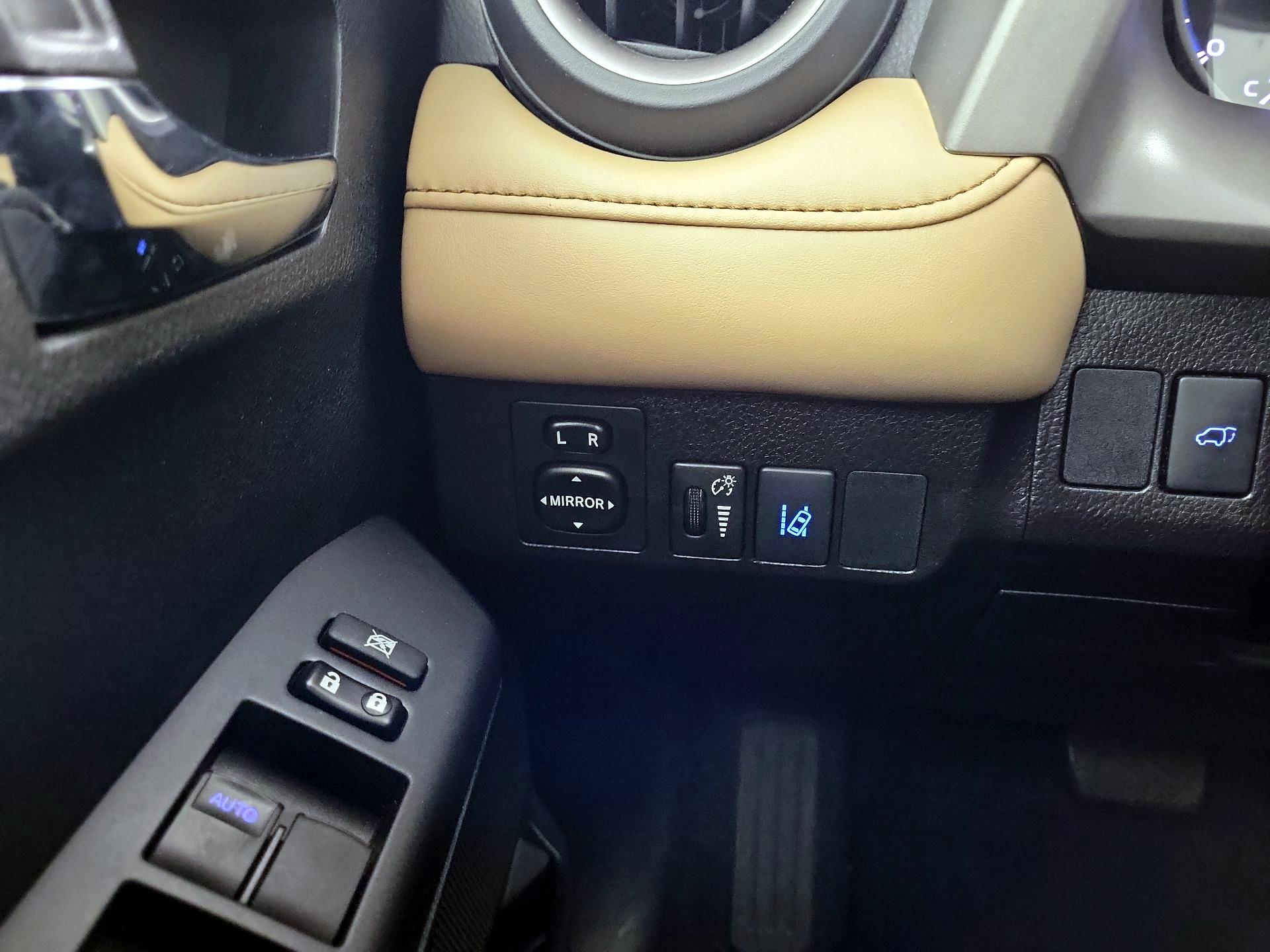 Thumbnail: 2018 Toyota RAV4 - 11