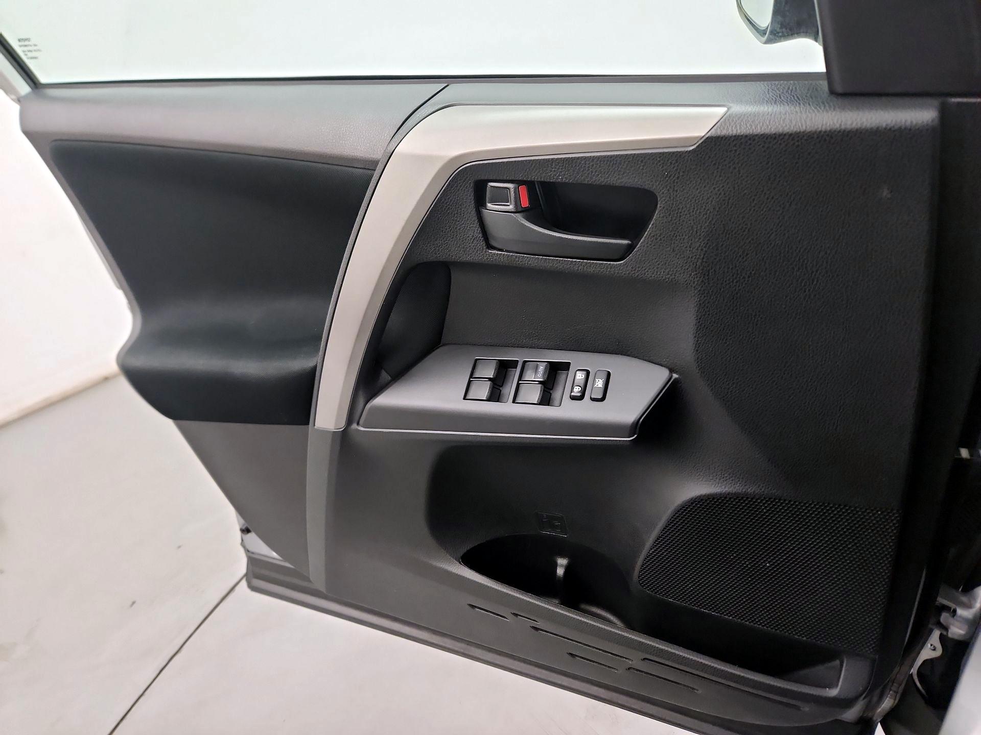 Thumbnail: 2018 Toyota RAV4 - 10