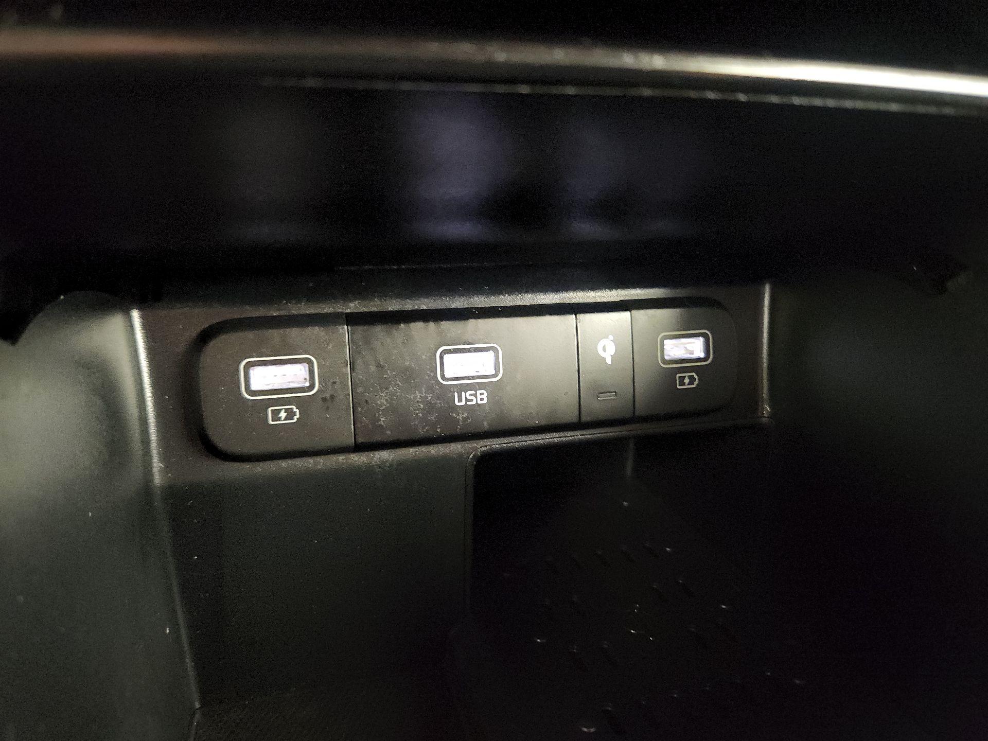 Thumbnail: 2023 Kia Sorento - 17