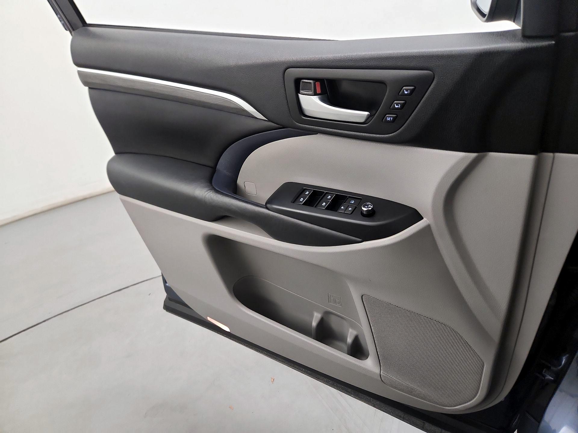 Thumbnail: 2017 Toyota Highlander - 12