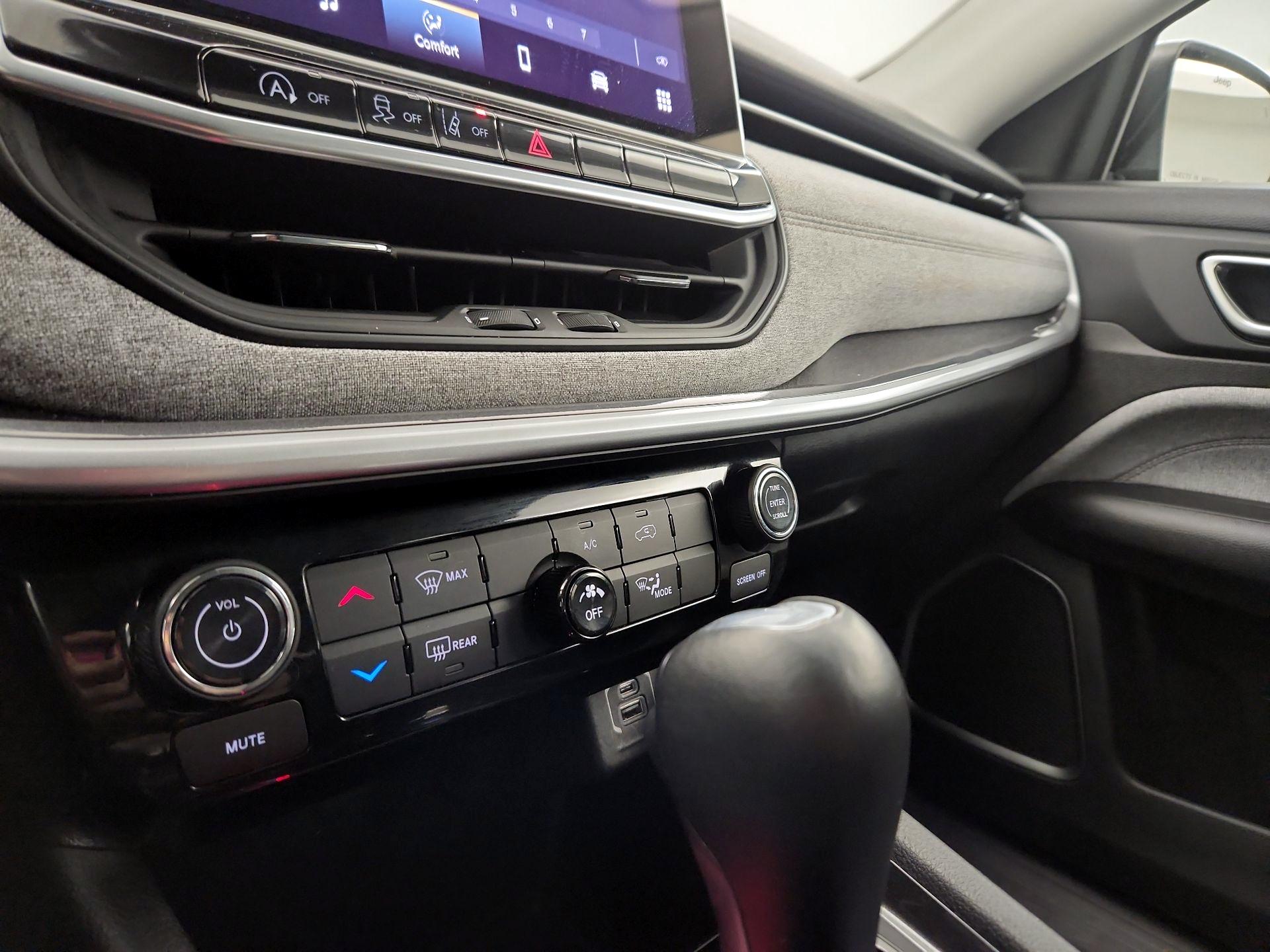 Thumbnail: 2022 Jeep Compass - 16