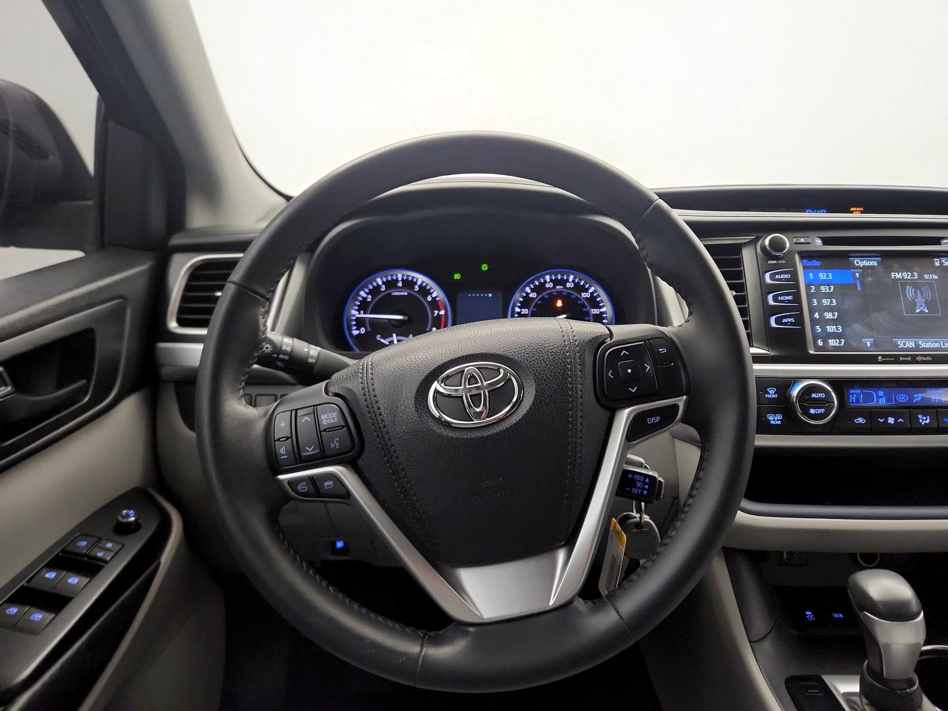 Thumbnail: 2016 Toyota Highlander - 10