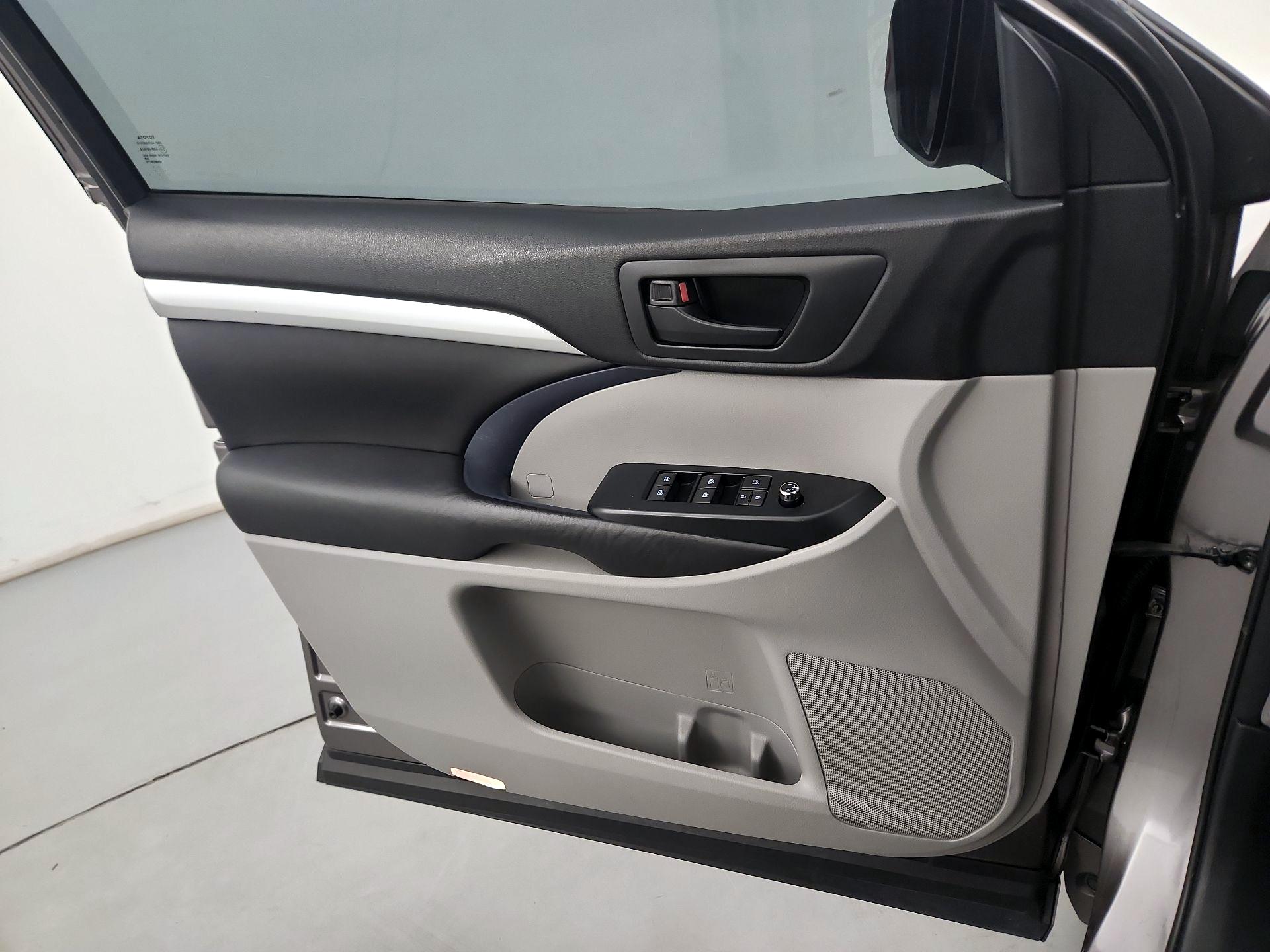 Thumbnail: 2016 Toyota Highlander - 12