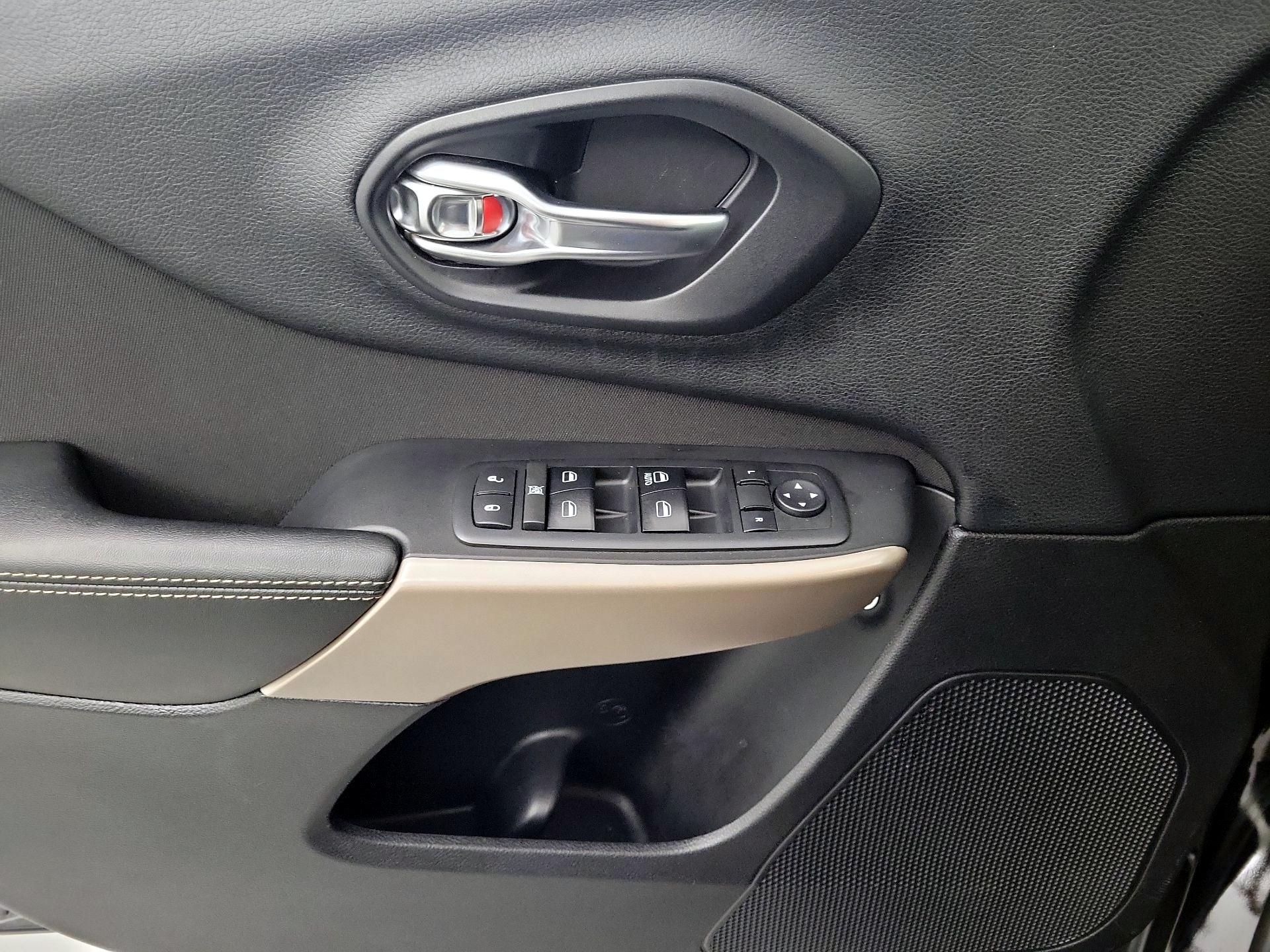 Thumbnail: 2017 Jeep Cherokee - 10