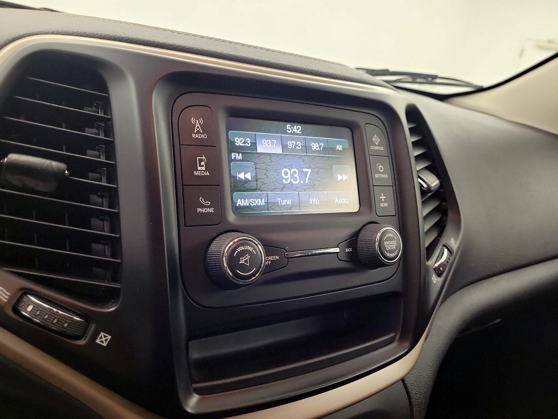 Thumbnail: 2017 Jeep Cherokee - 12