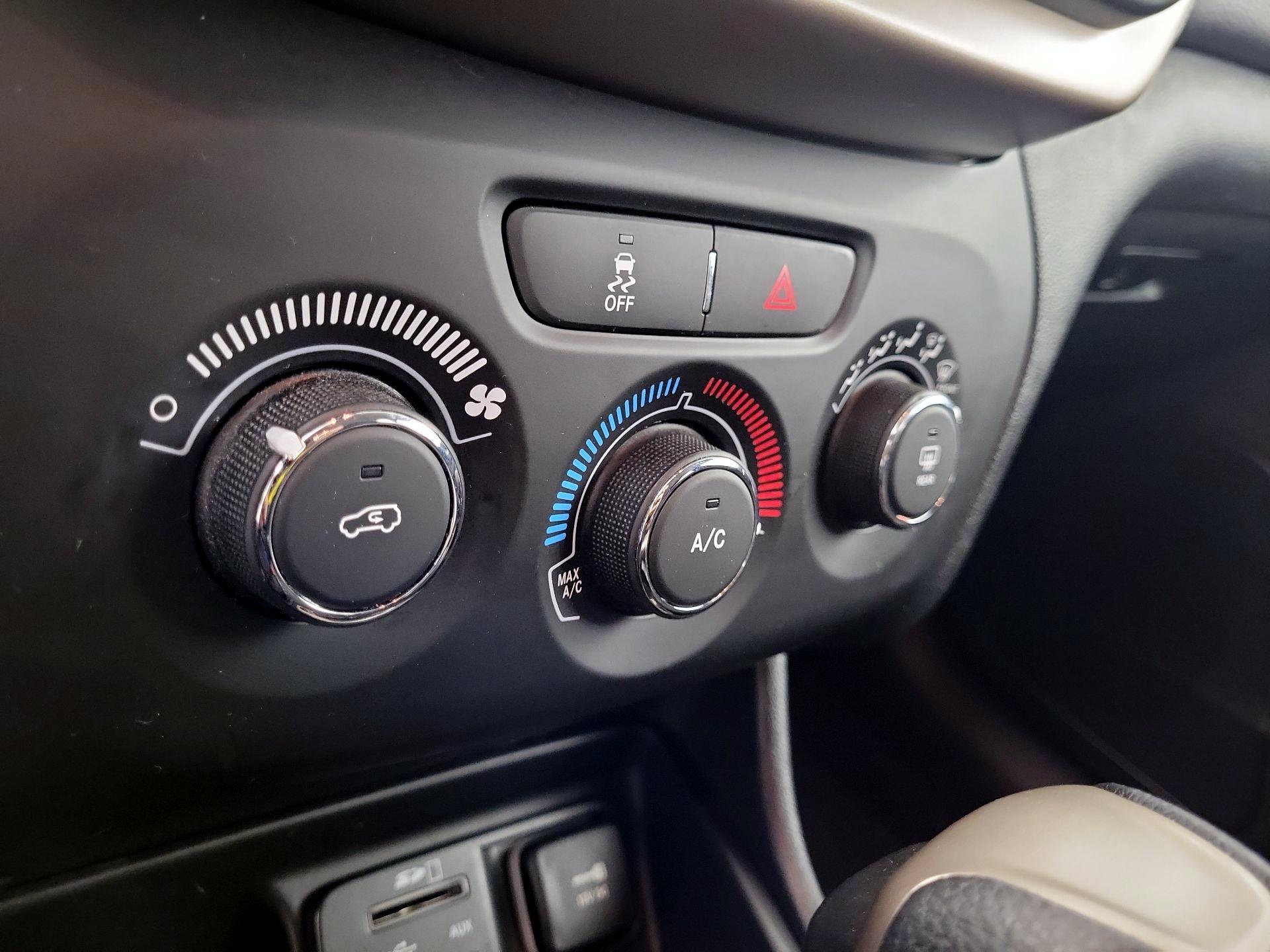 Thumbnail: 2017 Jeep Cherokee - 13