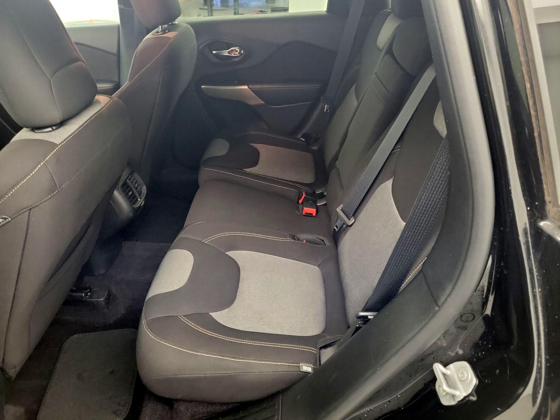 Thumbnail: 2017 Jeep Cherokee - 16