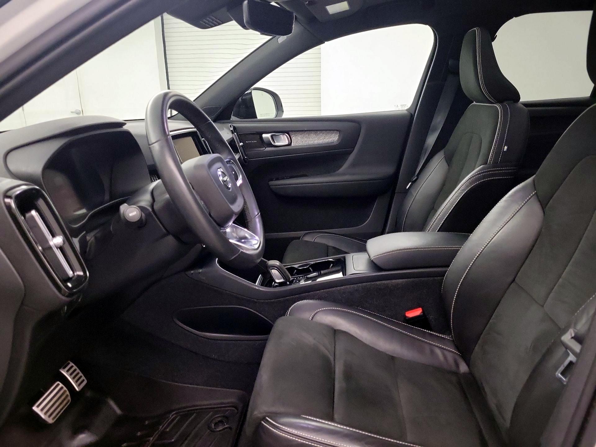 Thumbnail: 2022 Volvo XC40 - 9
