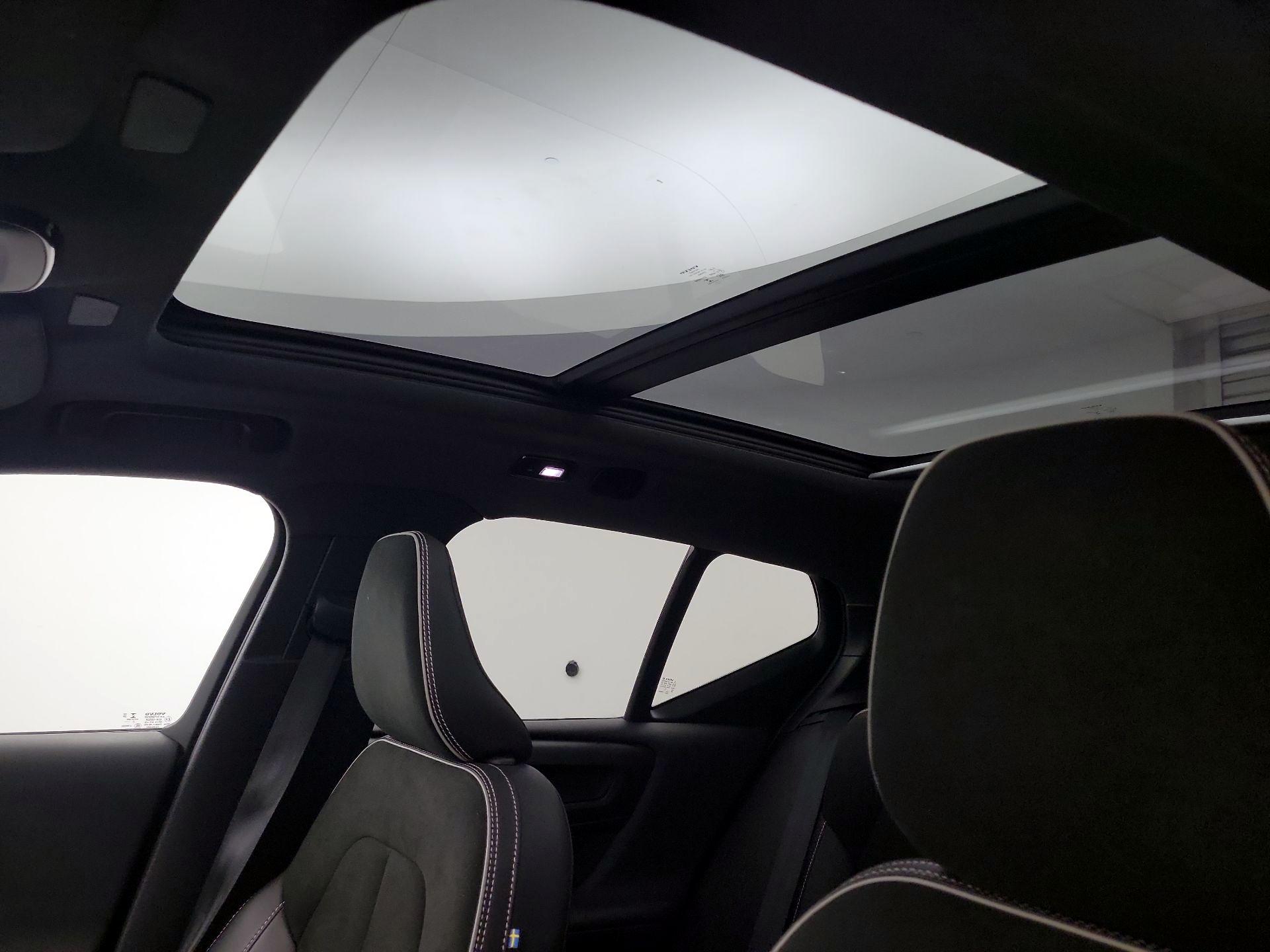 Thumbnail: 2022 Volvo XC40 - 17