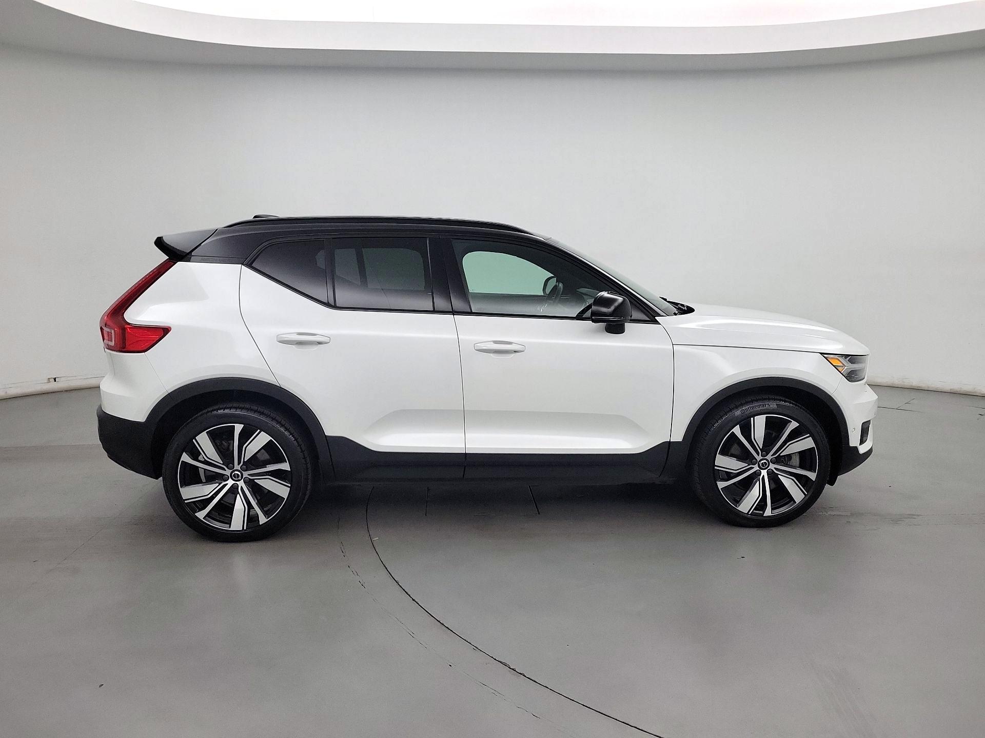 Thumbnail: 2022 Volvo XC40 - 4
