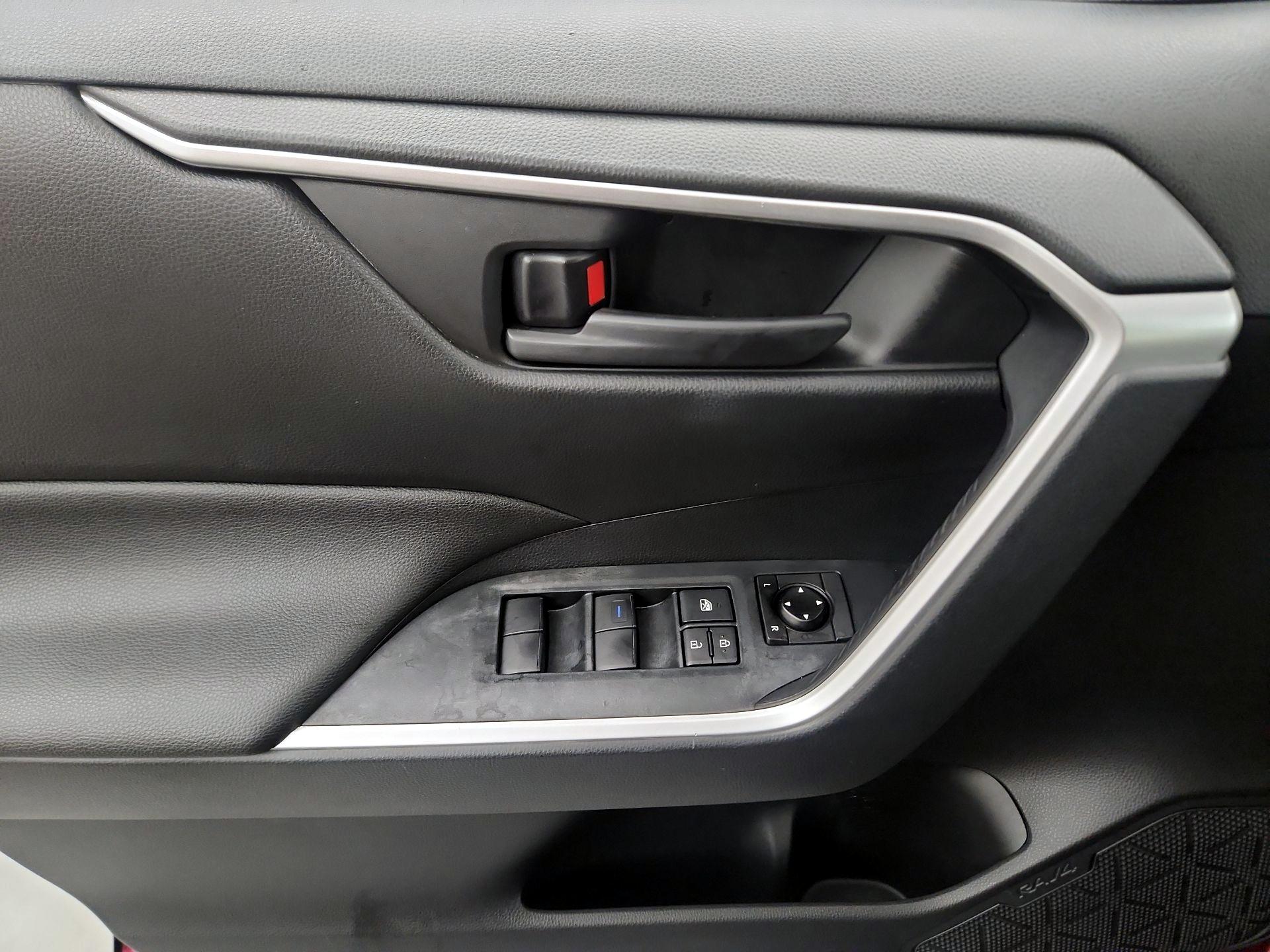 Thumbnail: 2020 Toyota RAV4 - 10