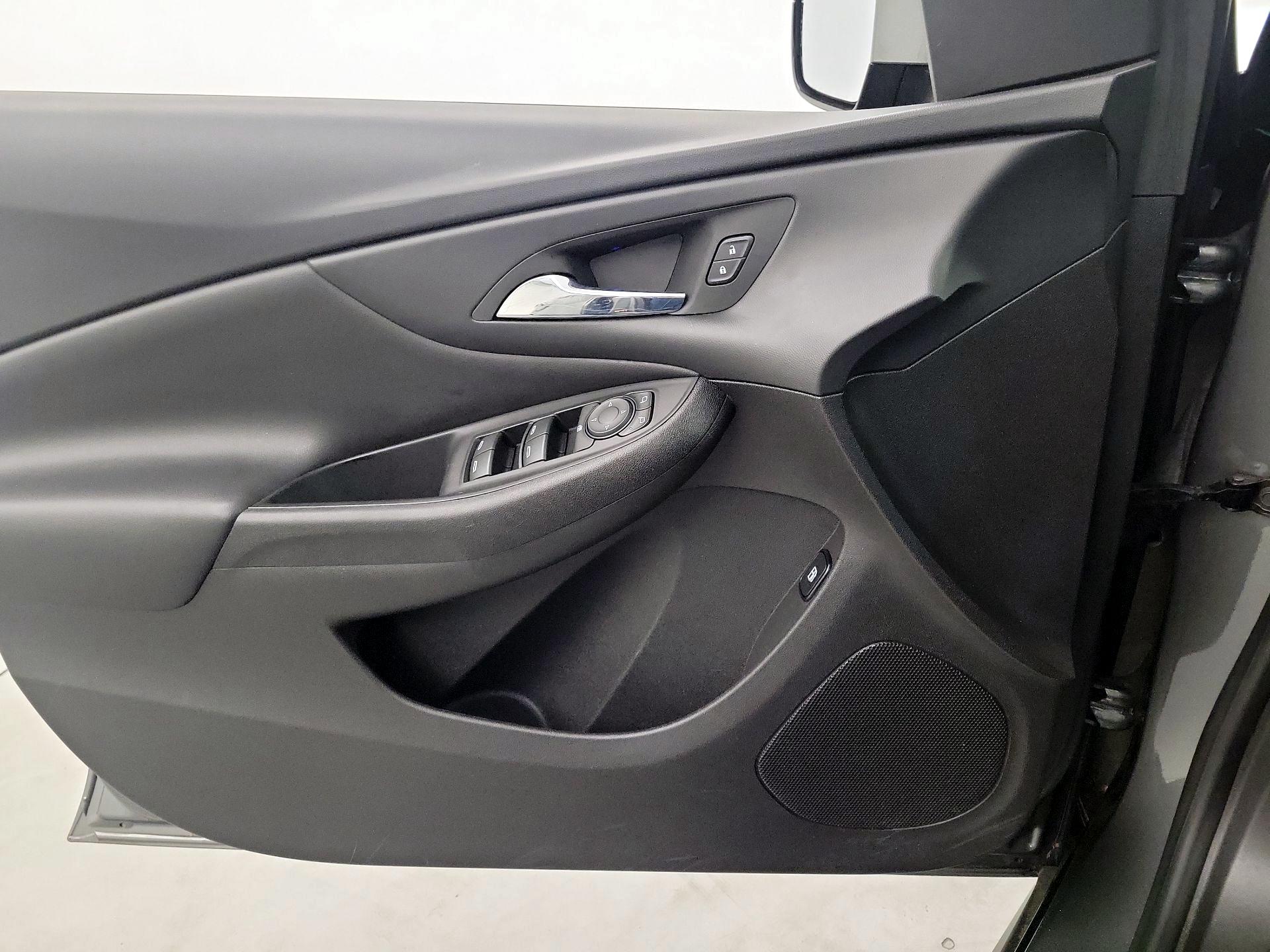 Thumbnail: 2017 Chevrolet Volt - 10