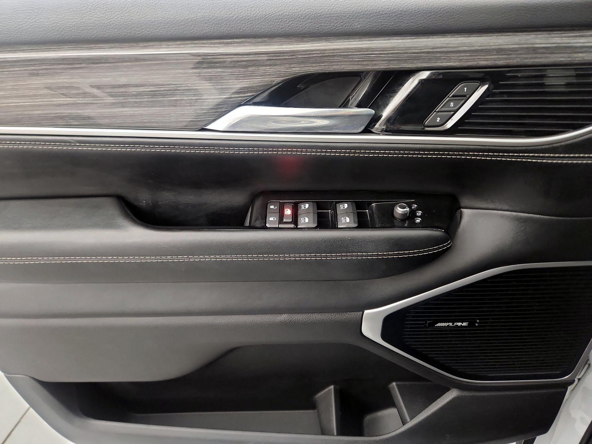 Thumbnail: 2022 Jeep Wagoneer - 10