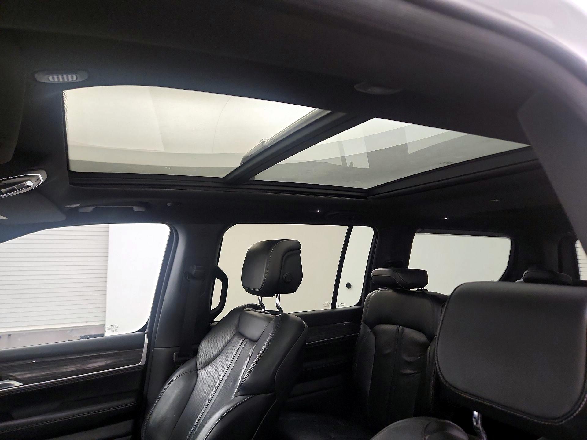 Thumbnail: 2022 Jeep Wagoneer - 18