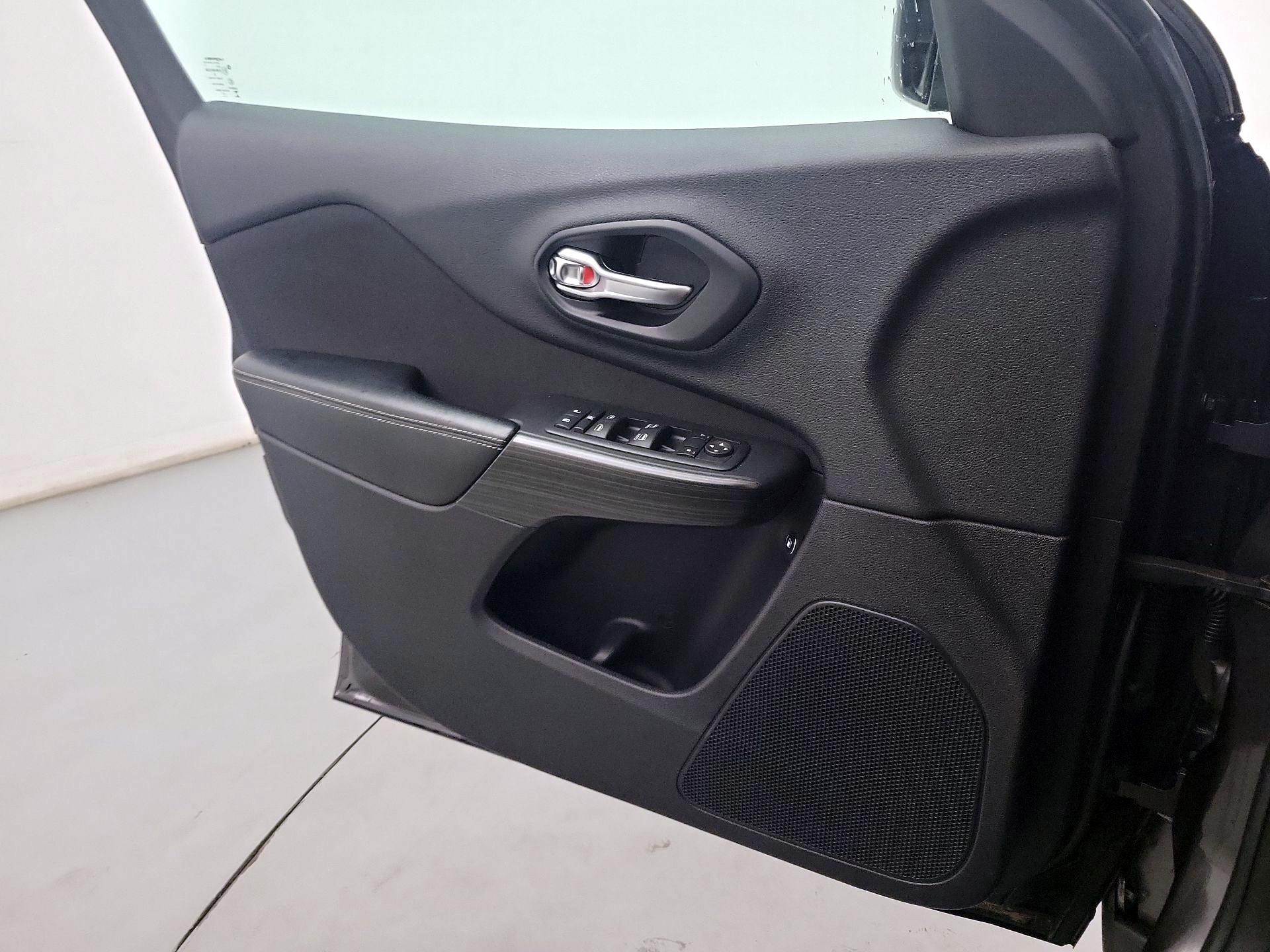 Thumbnail: 2015 Jeep Cherokee - 10