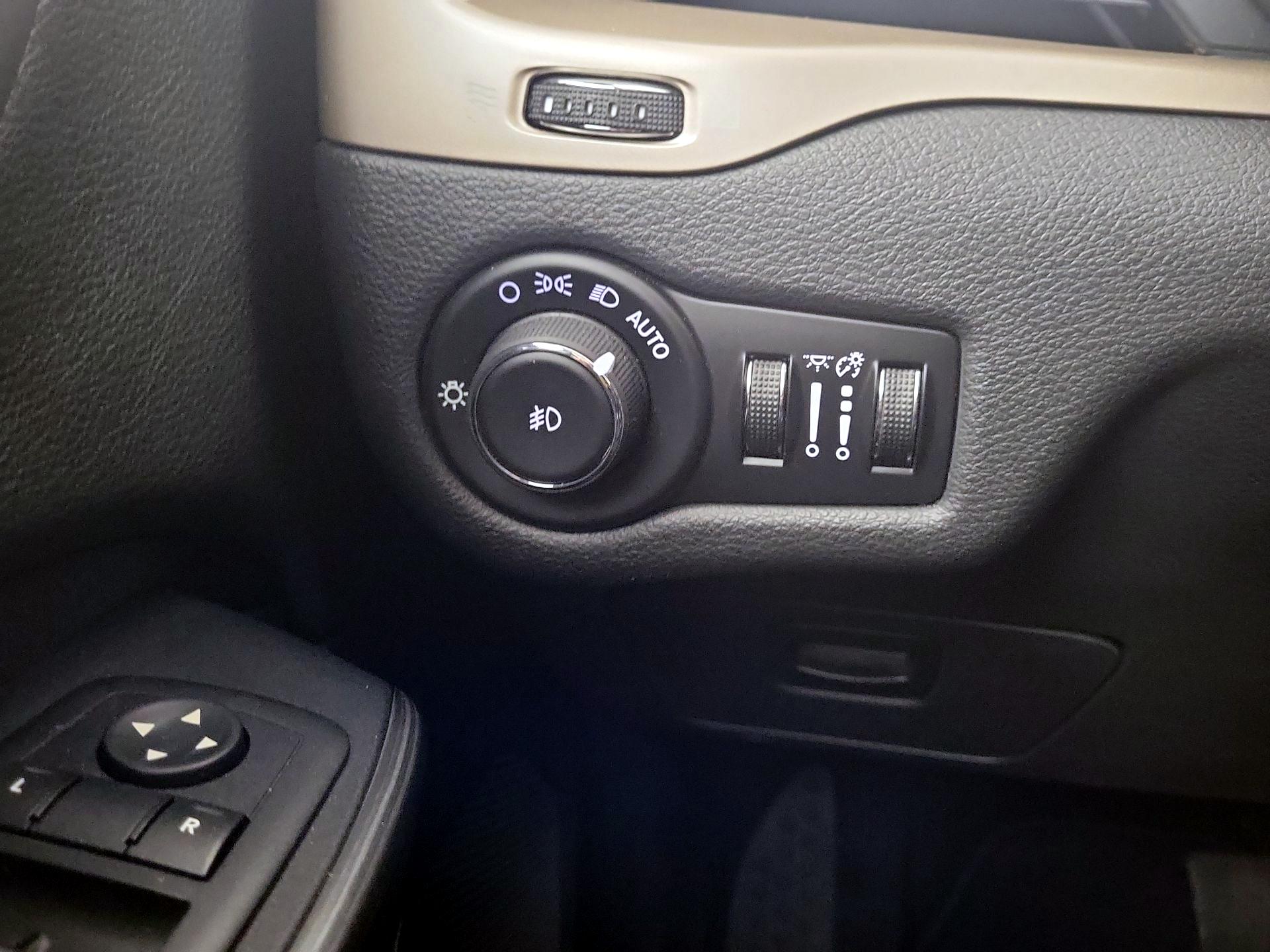 Thumbnail: 2015 Jeep Cherokee - 11