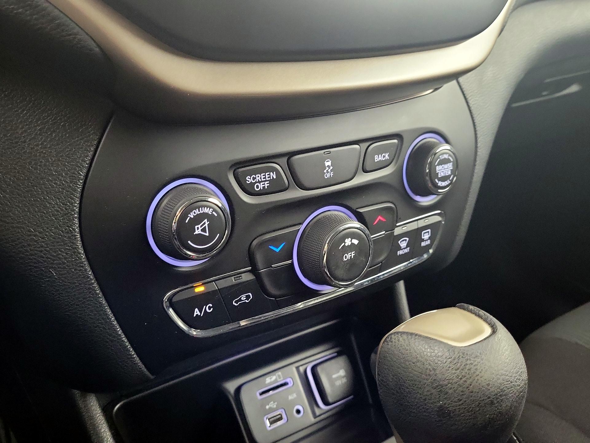 Thumbnail: 2015 Jeep Cherokee - 14