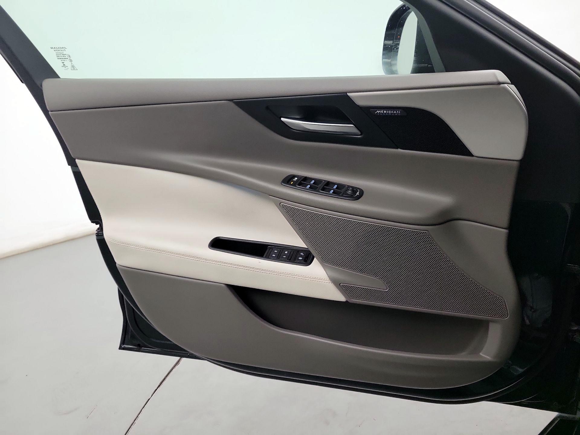 Thumbnail: 2017 Jaguar XE - 10