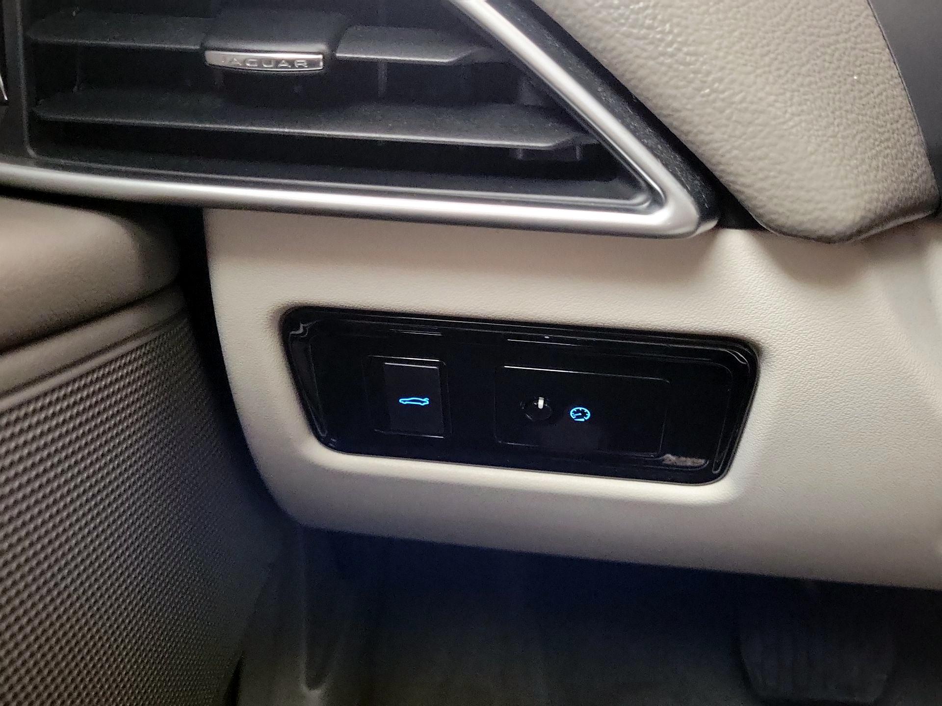 Thumbnail: 2017 Jaguar XE - 11