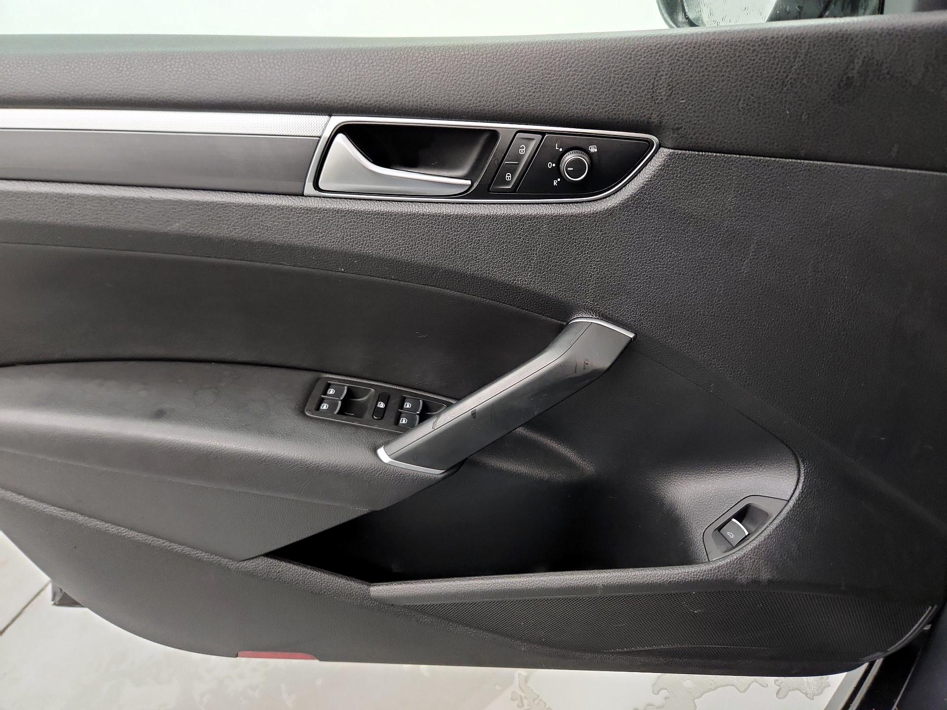 Thumbnail: 2017 Volkswagen Passat - 10