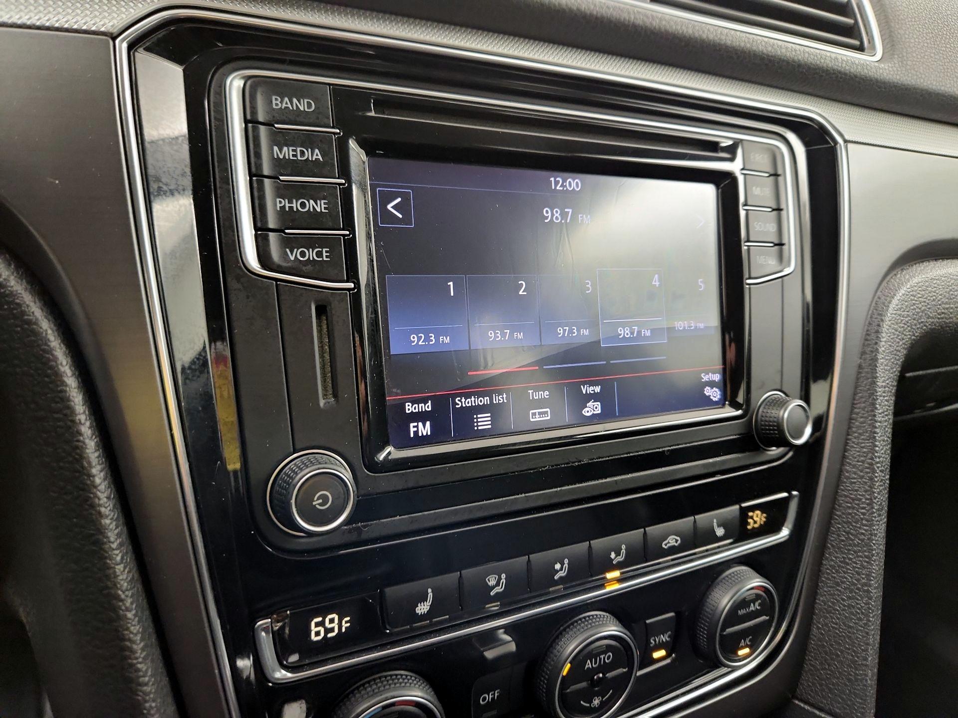 Thumbnail: 2017 Volkswagen Passat - 13