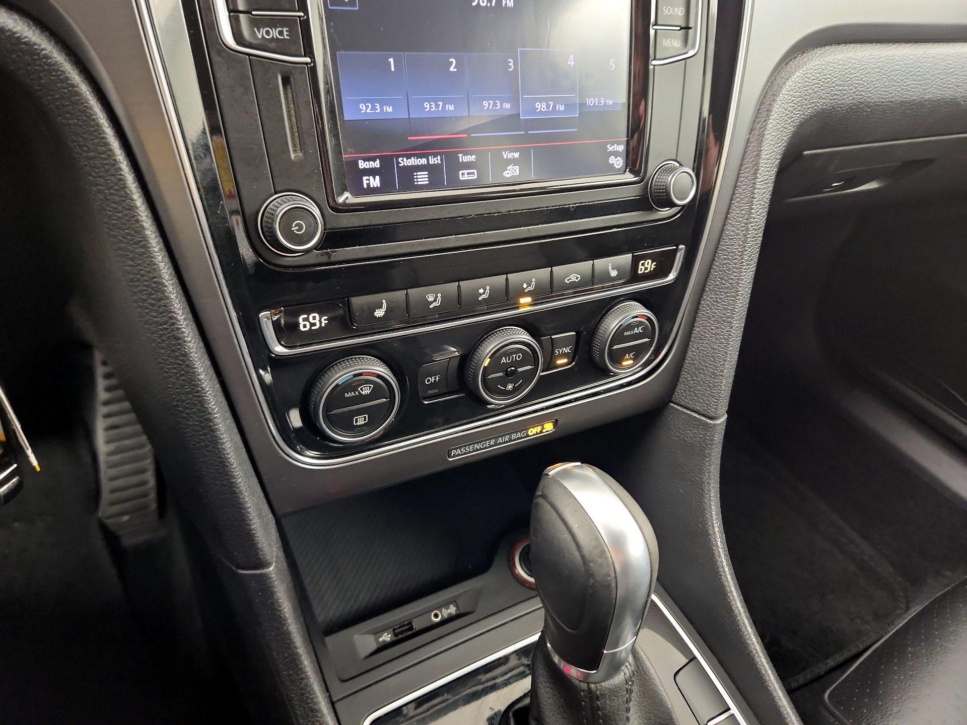 Thumbnail: 2017 Volkswagen Passat - 14