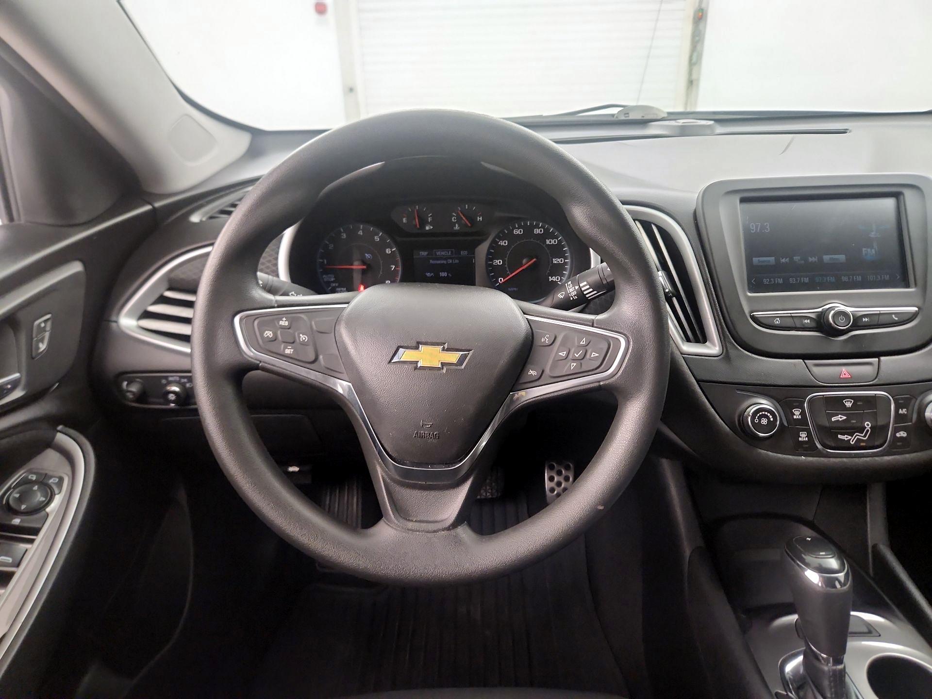 Thumbnail: 2017 Chevrolet Malibu - 10