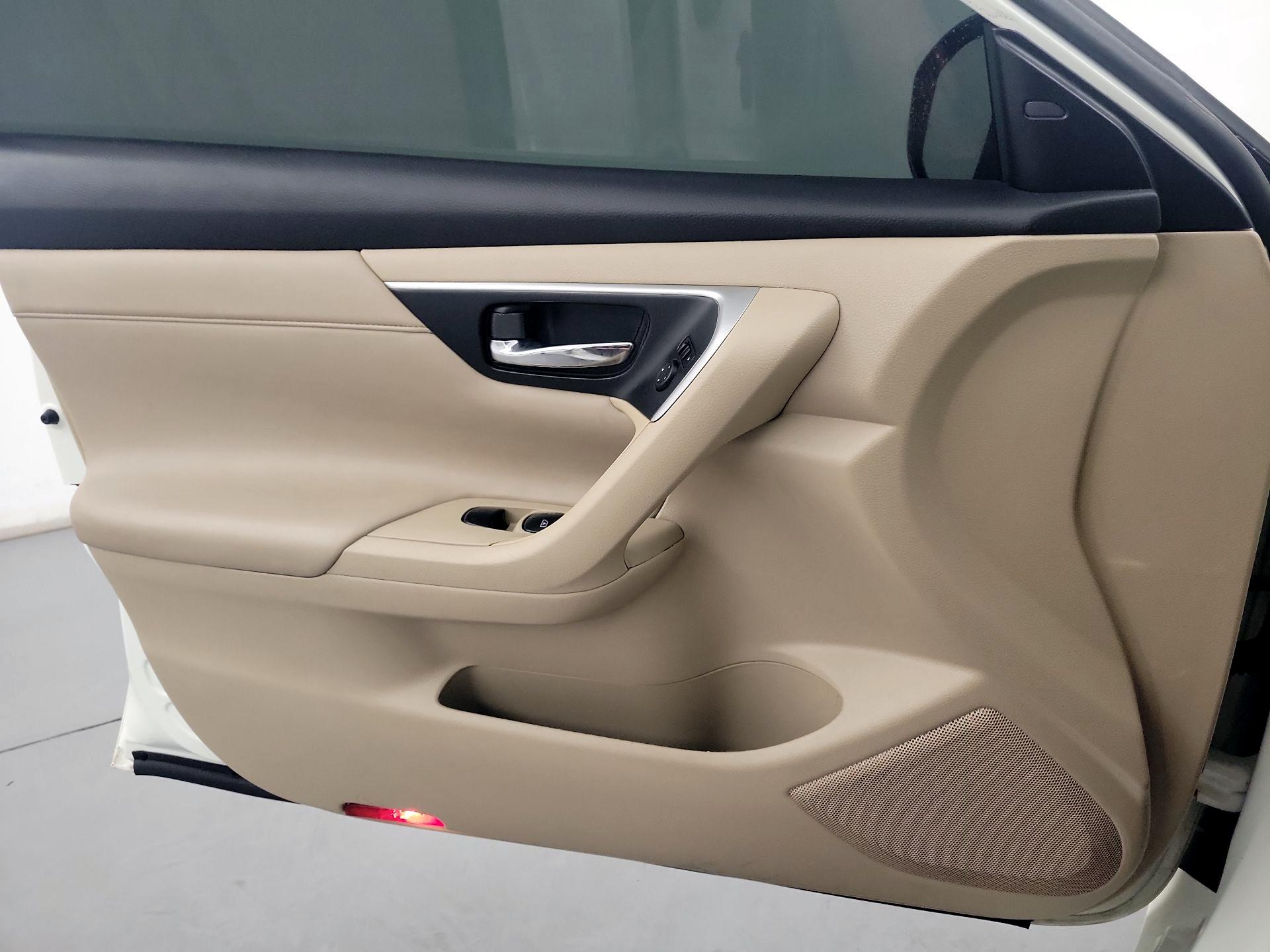 Thumbnail: 2016 Nissan Altima - 12