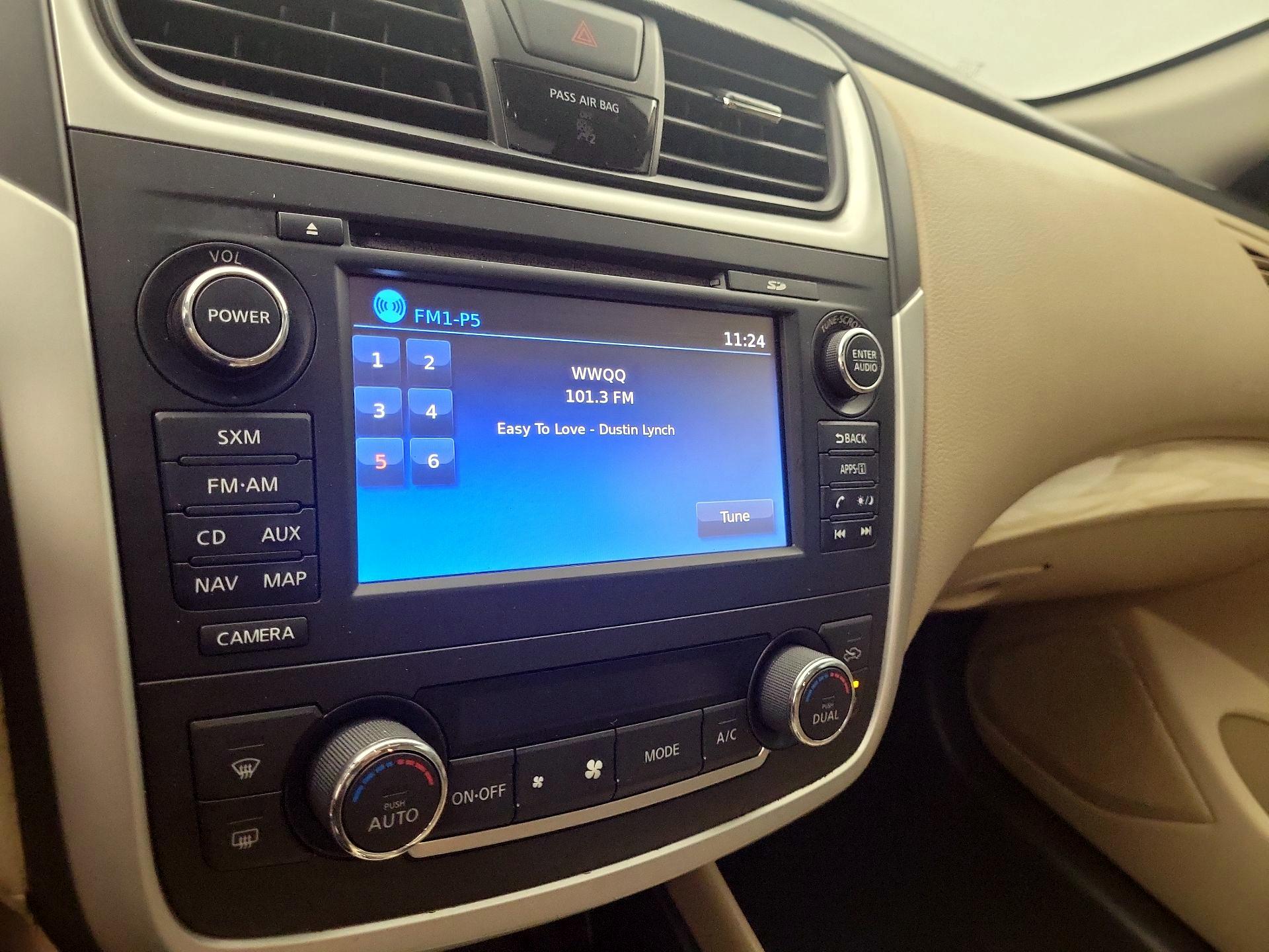 Thumbnail: 2016 Nissan Altima - 16