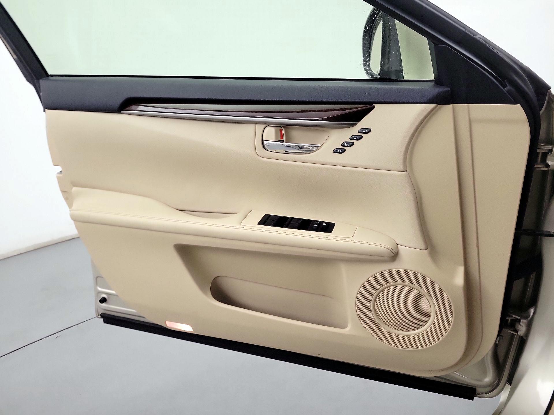 Thumbnail: 2015 Lexus ES - 12