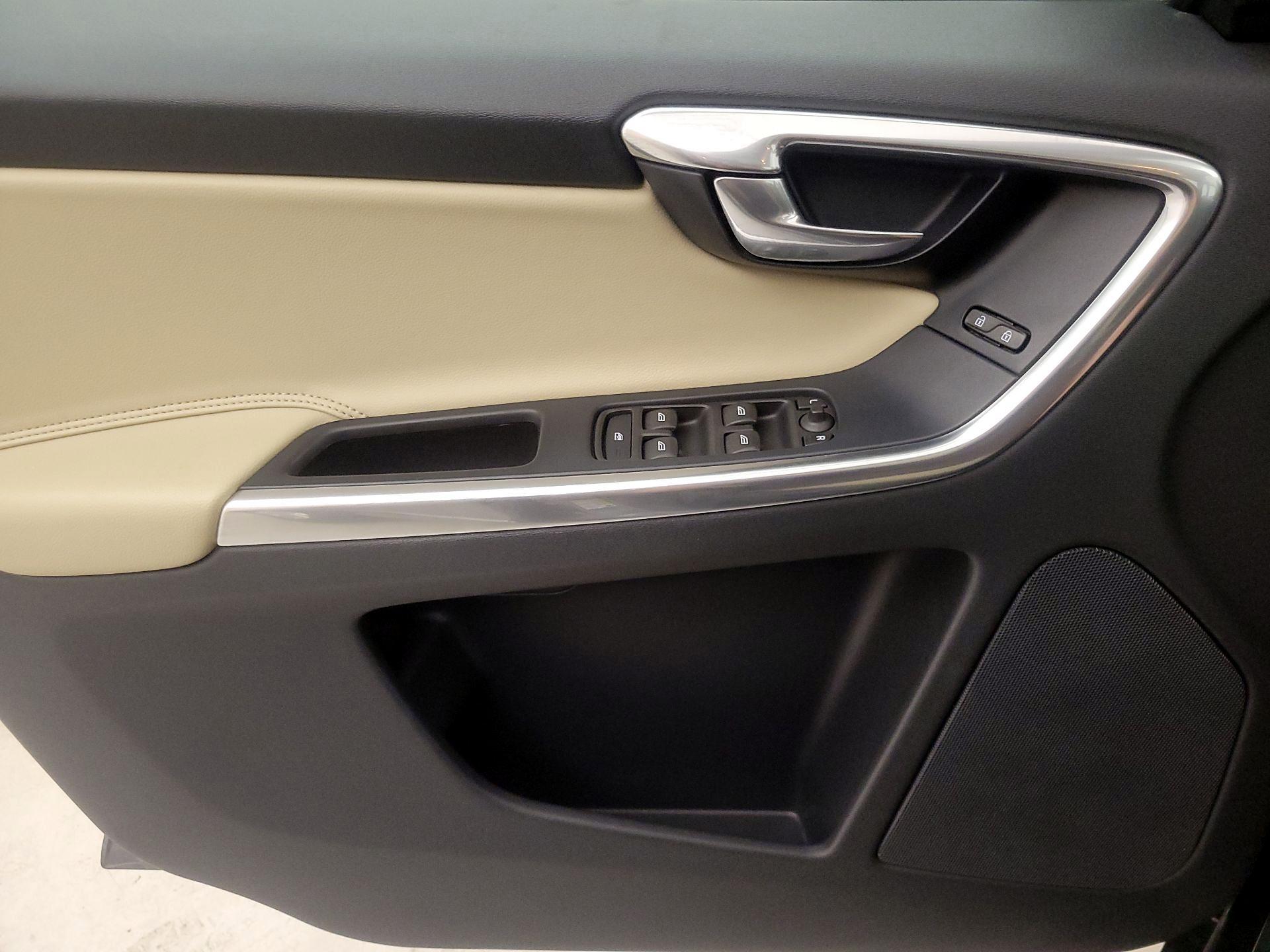Thumbnail: 2016 Volvo XC60 - 12