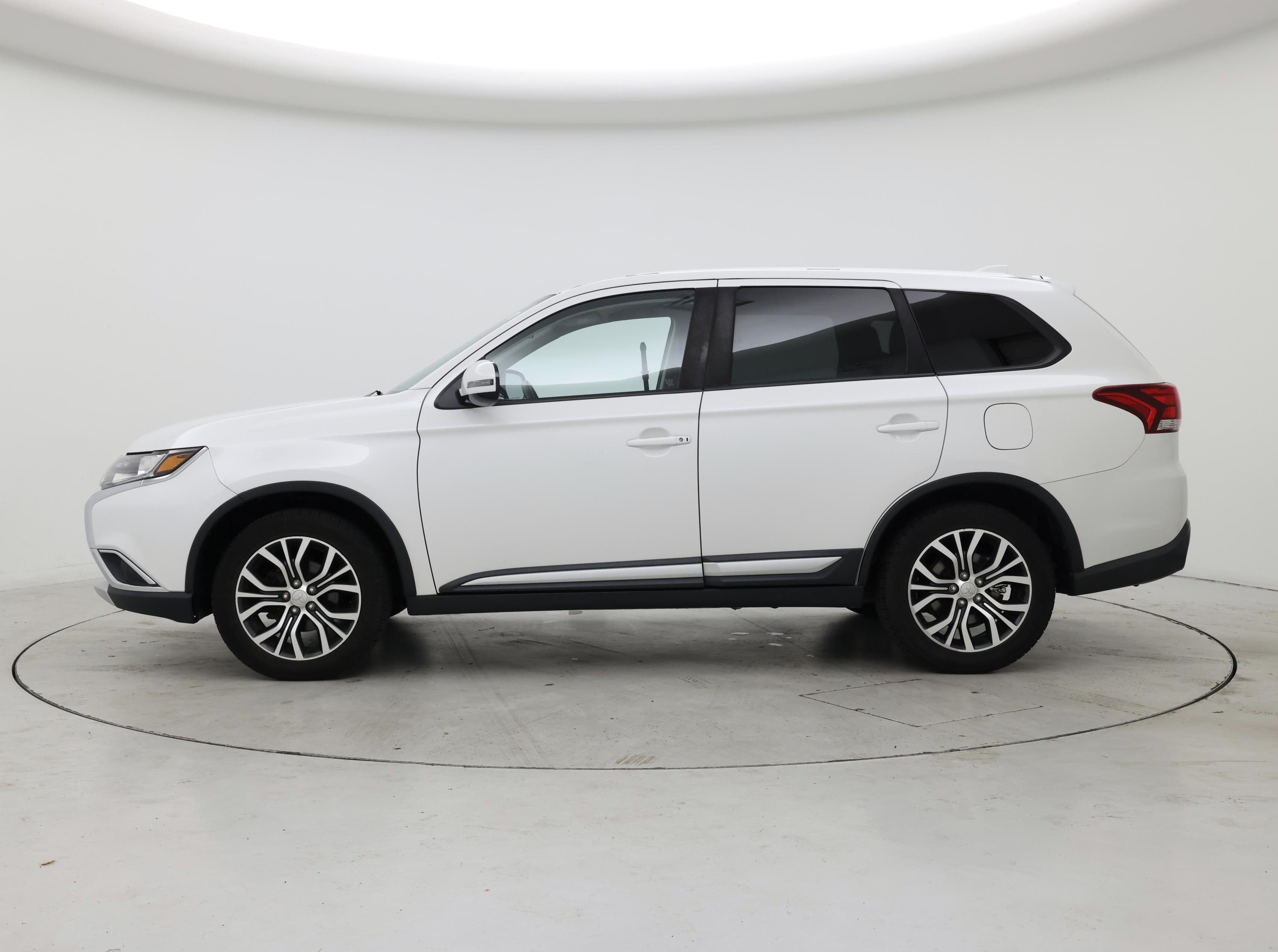 Thumbnail: 2018 Mitsubishi Outlander - 3