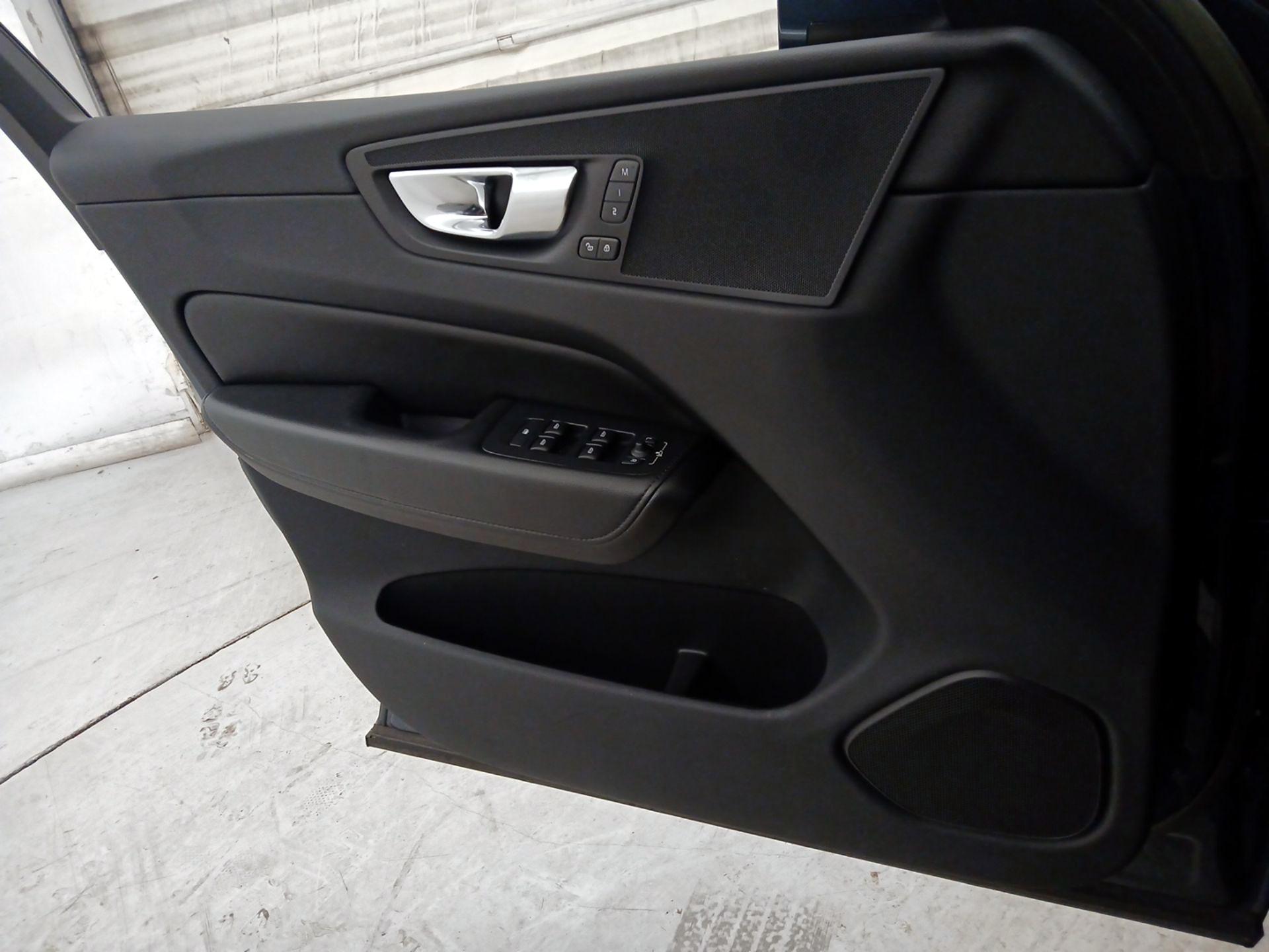 Thumbnail: 2023 Volvo XC60 - 12