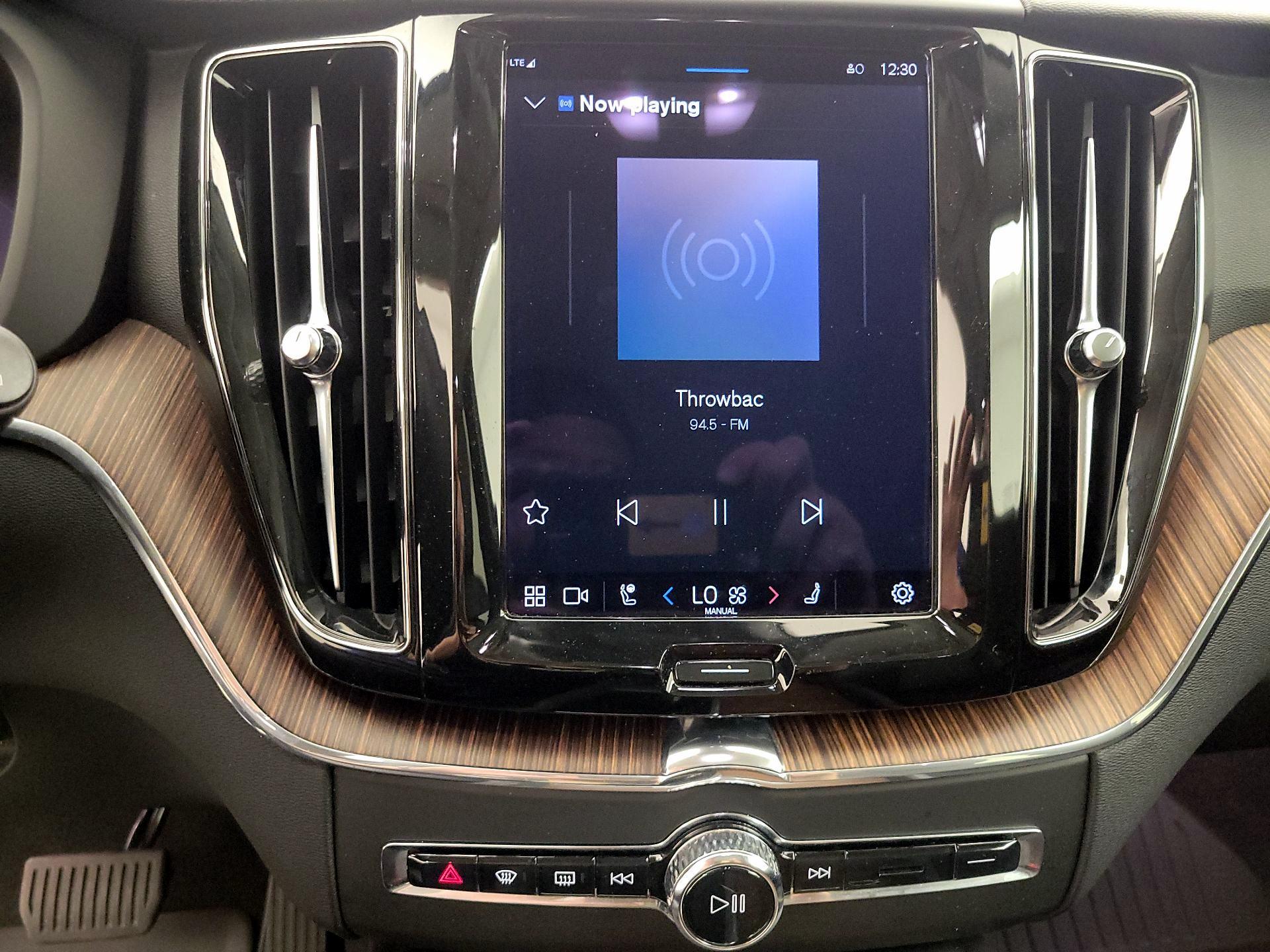 Thumbnail: 2022 Volvo XC60 - 16