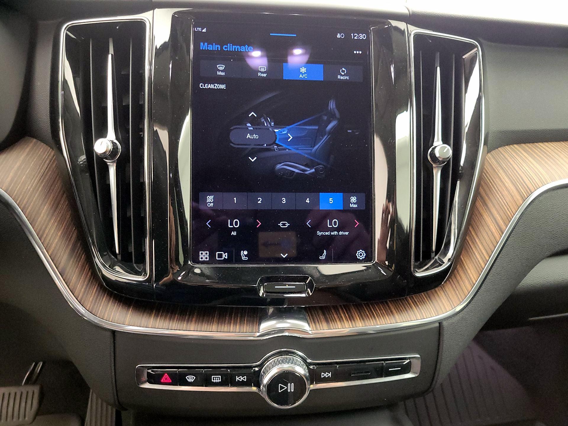 Thumbnail: 2022 Volvo XC60 - 17