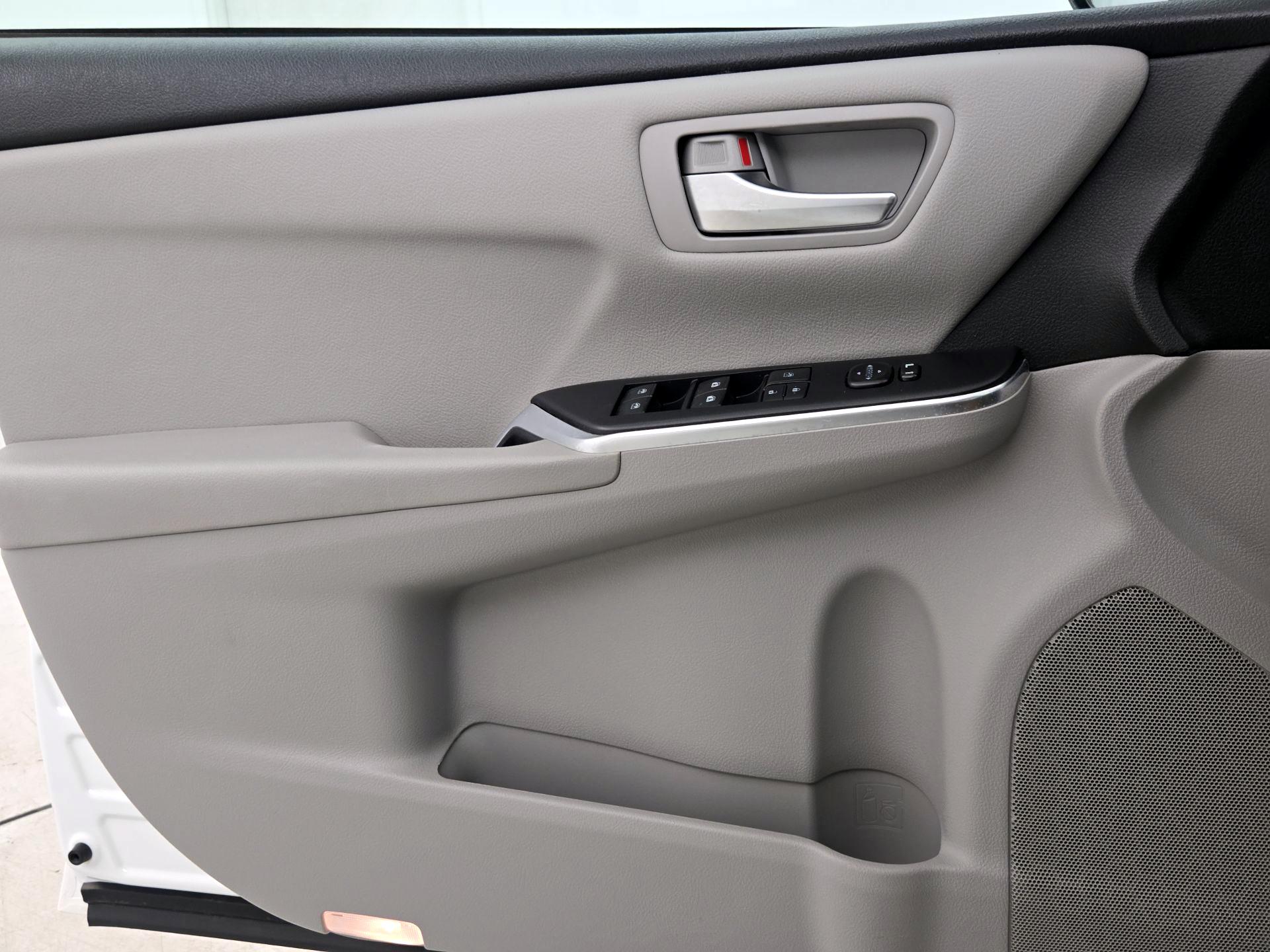 Thumbnail: 2016 Toyota Camry - 12