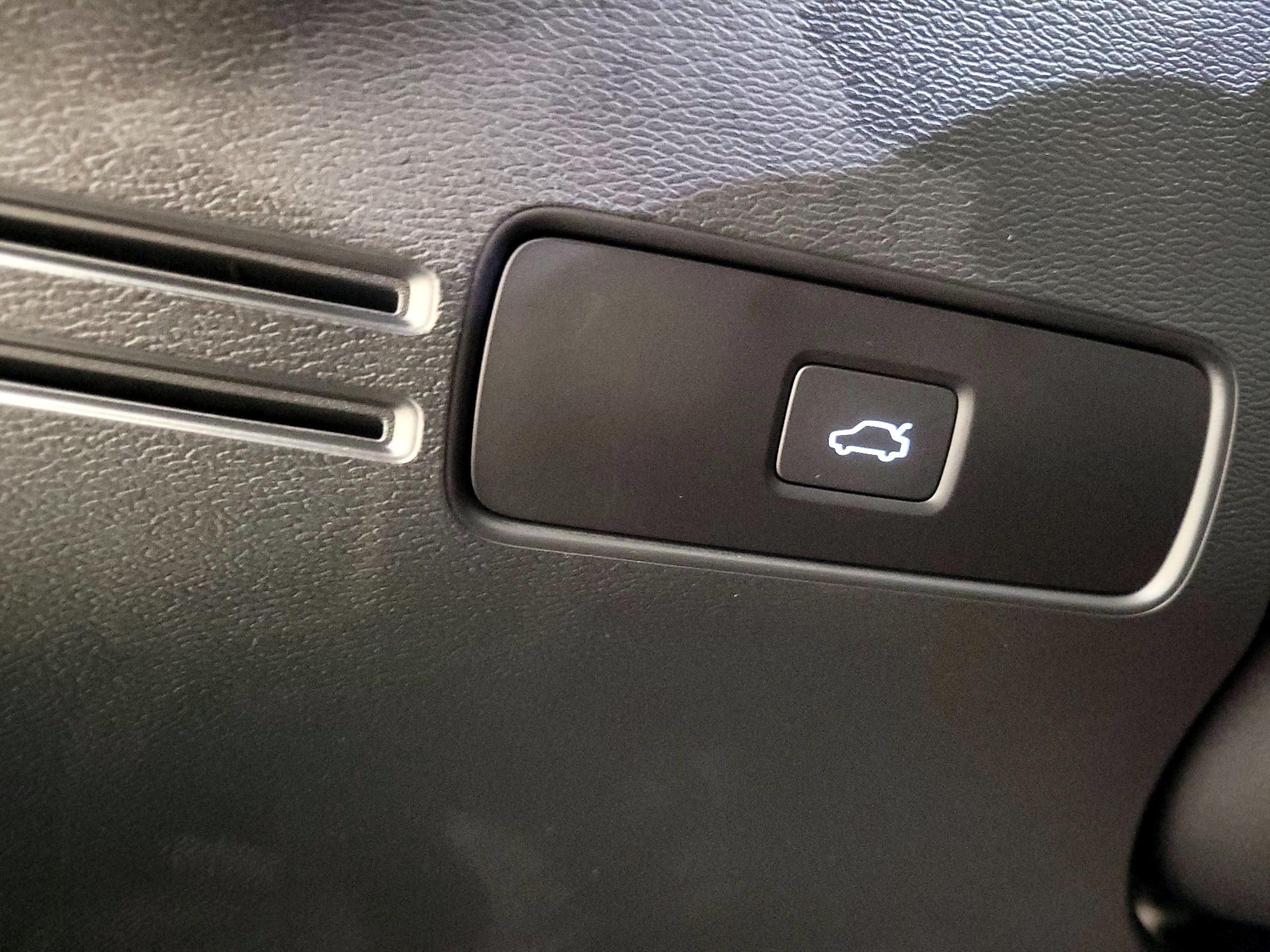 Thumbnail: 2023 Volvo XC40 - 13