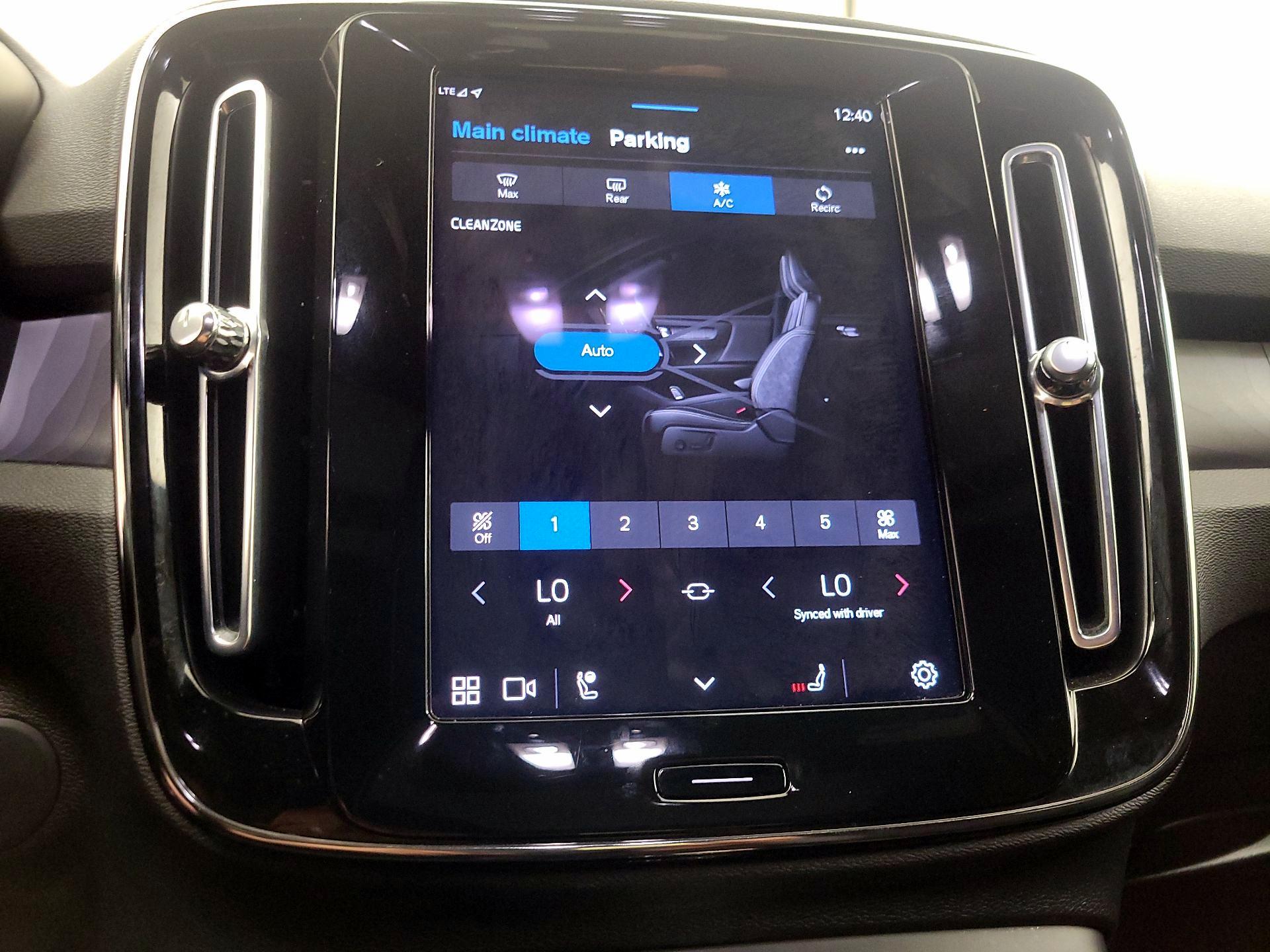 Thumbnail: 2023 Volvo XC40 - 17