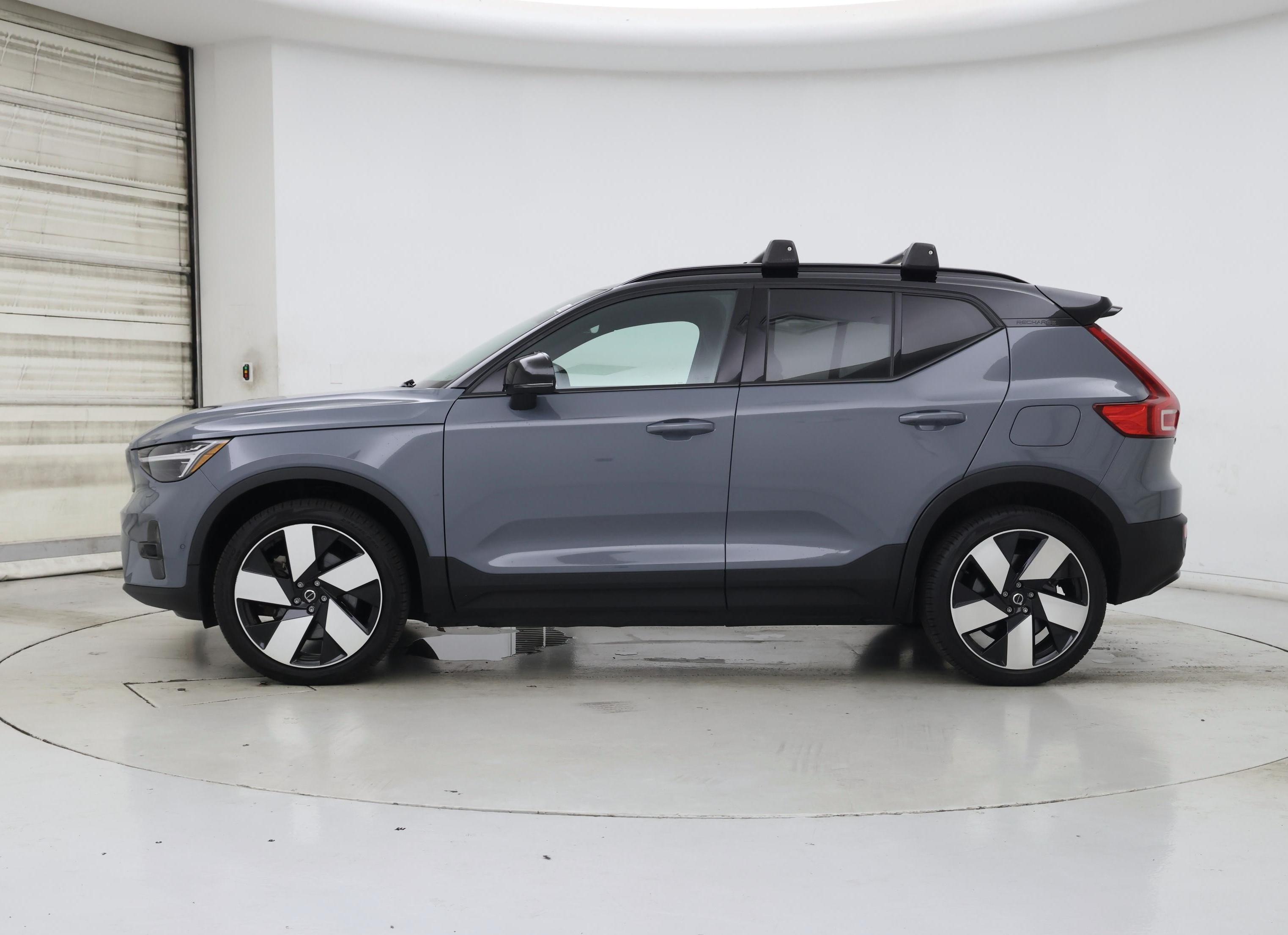 Thumbnail: 2023 Volvo XC40 - 3