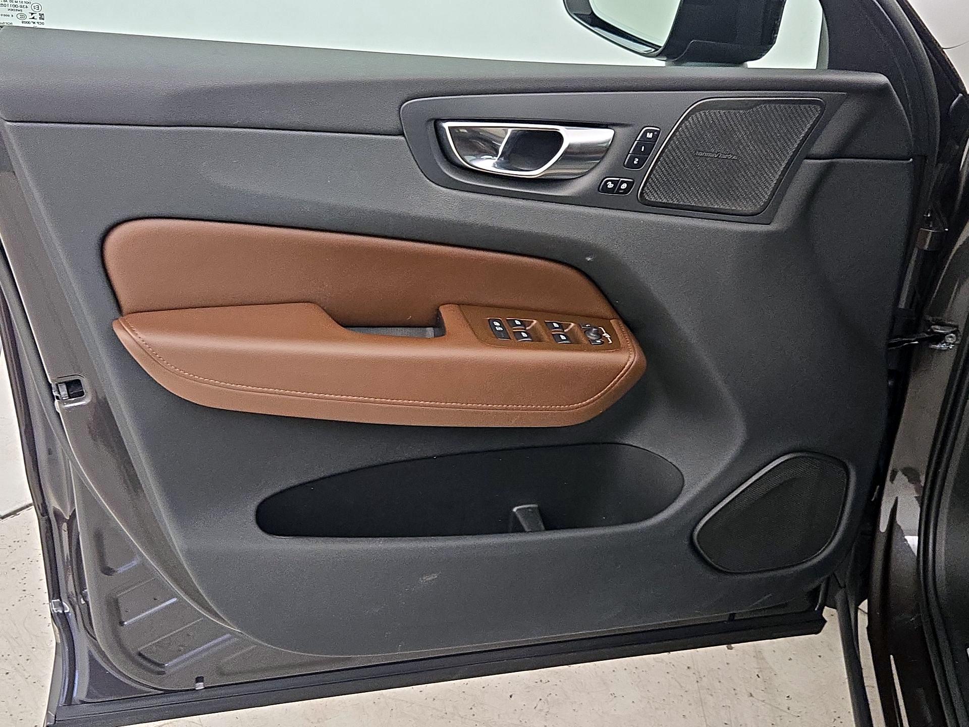 Thumbnail: 2023 Volvo XC60 - 12