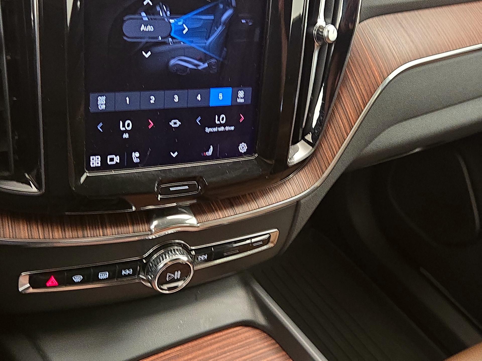 Thumbnail: 2023 Volvo XC60 - 17