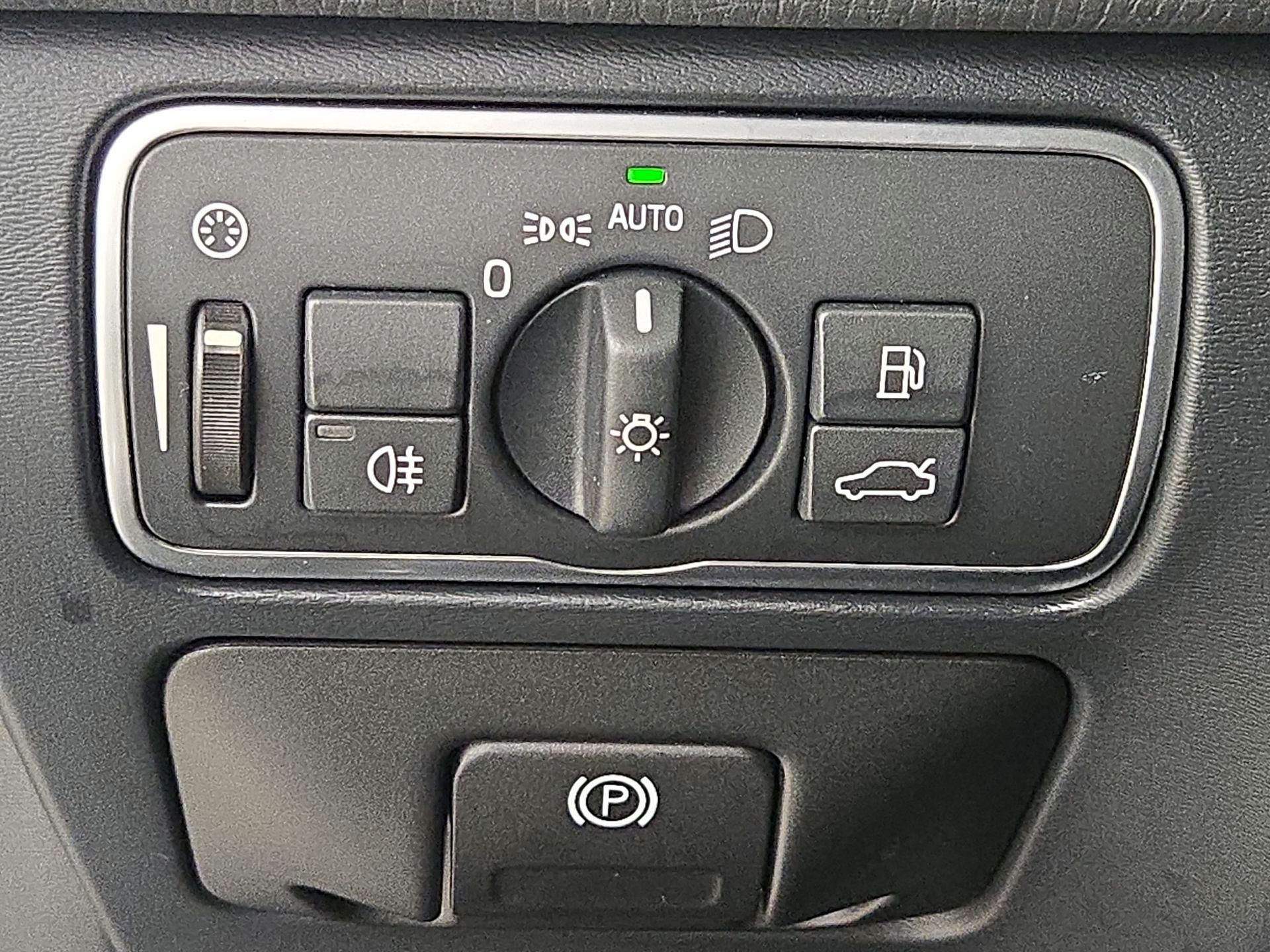 Thumbnail: 2016 Volvo XC60 - 13