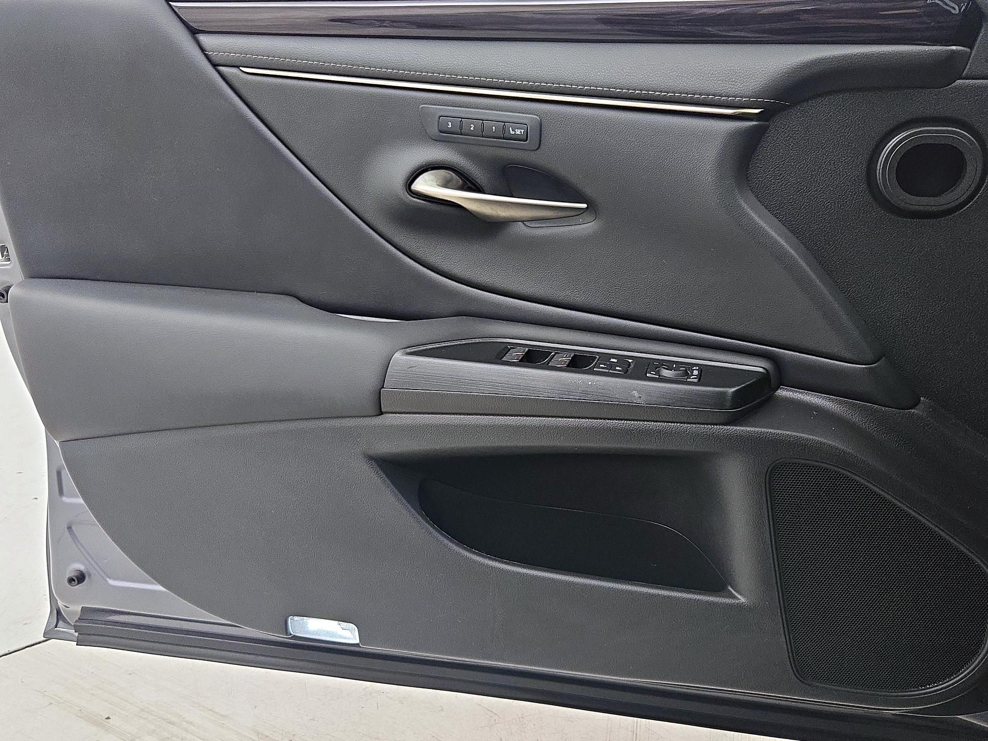 Thumbnail: 2021 Lexus ES - 12