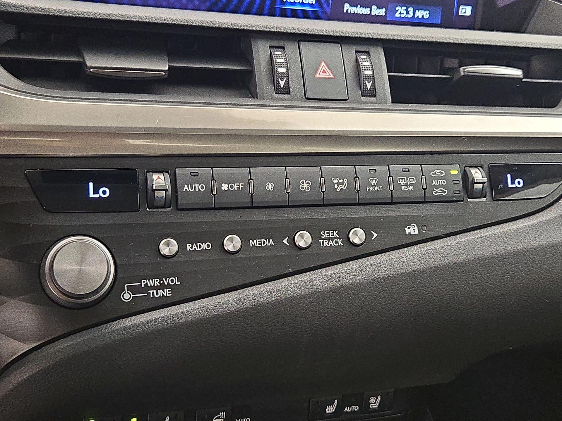 Thumbnail: 2021 Lexus ES - 17
